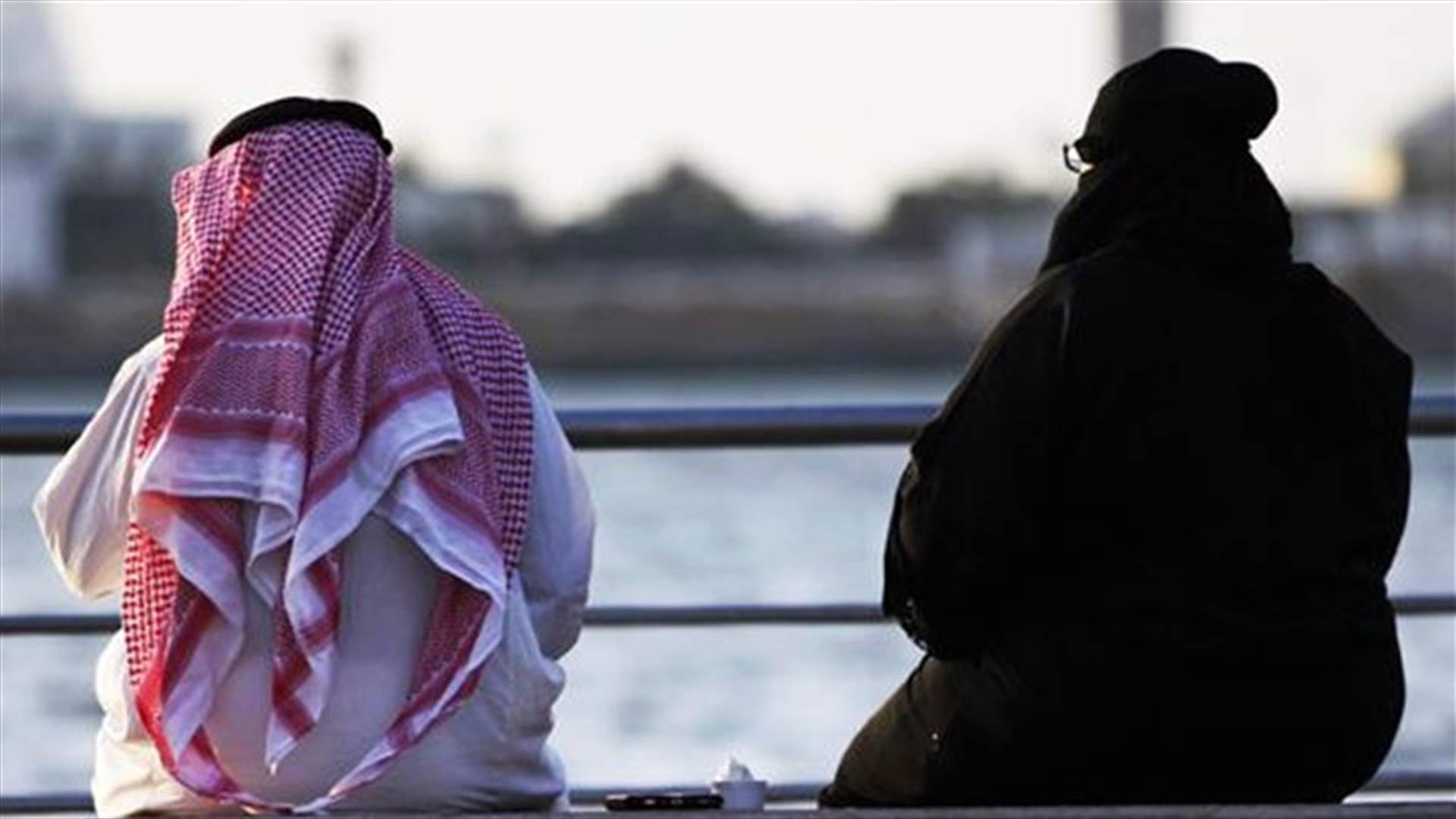 بالصورة: سعوديّ "يحمي" زوجته بطريقة غريبة جداً