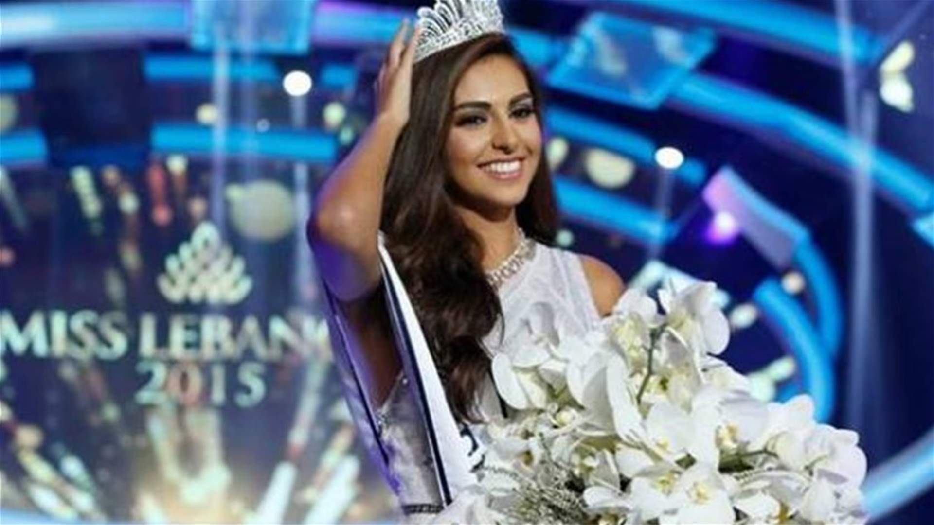 فاليري أبو شقرا توضح سبب لباسها الوشاح خلال قداس عيد الفصح  
