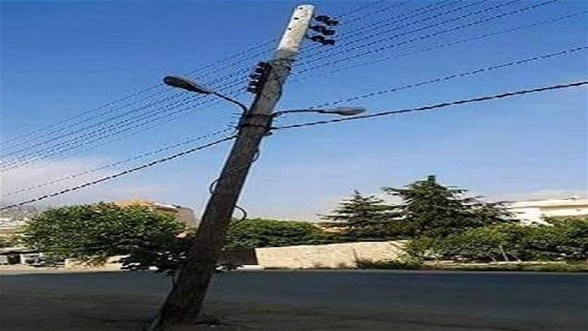 بالصورة: عامود كهرباء يهدد حياة المارة على أوتوستراد حراجل