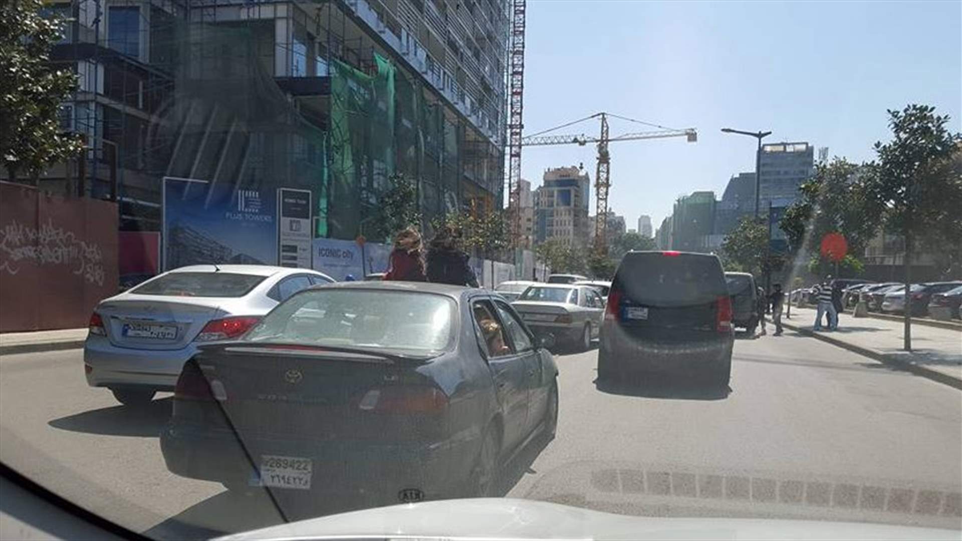 بالصور - خارج فتحة السيارة