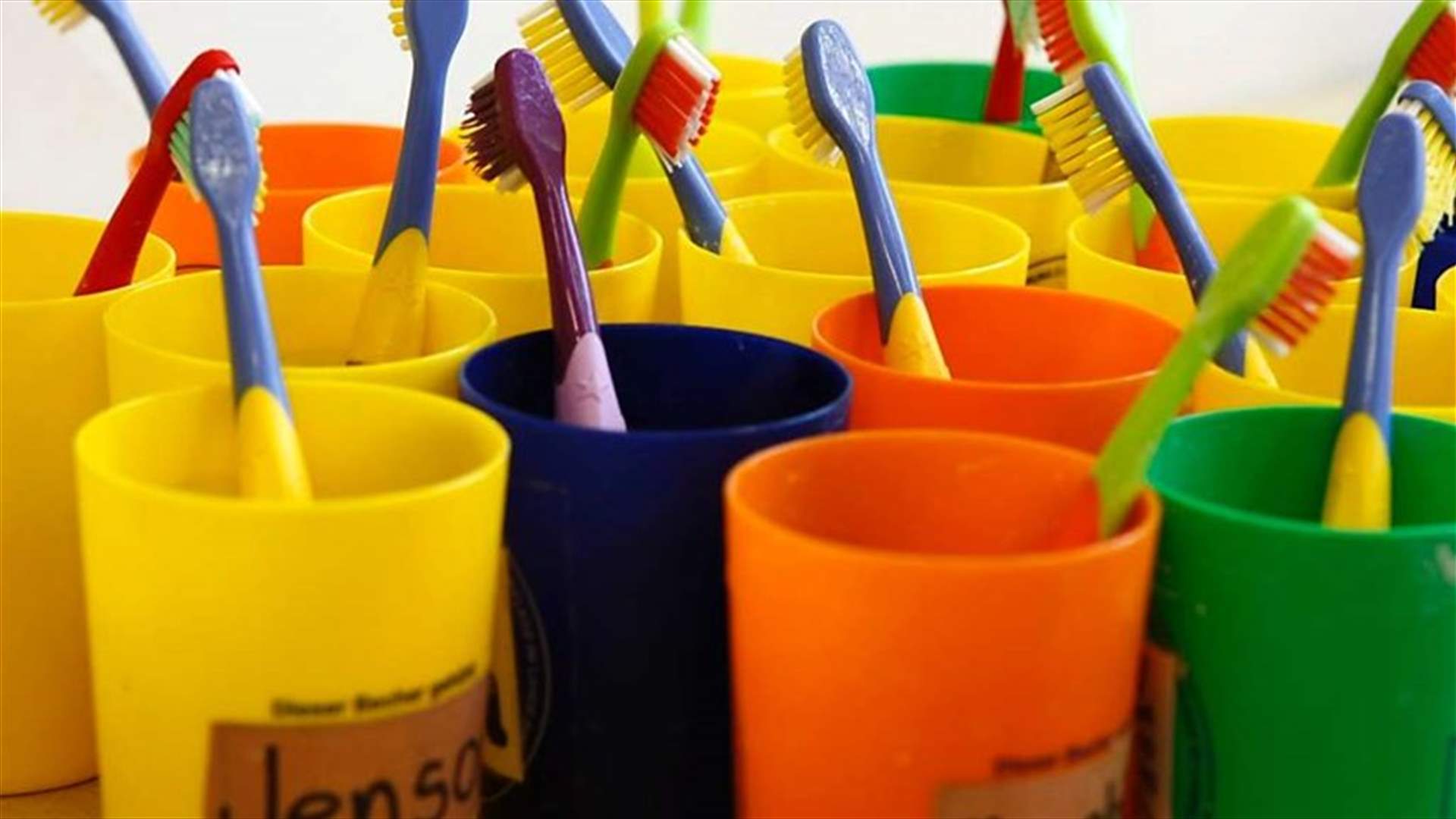بالفيديو: طبيب يستخرج 18 فرشاة أسنان من معدة مريض