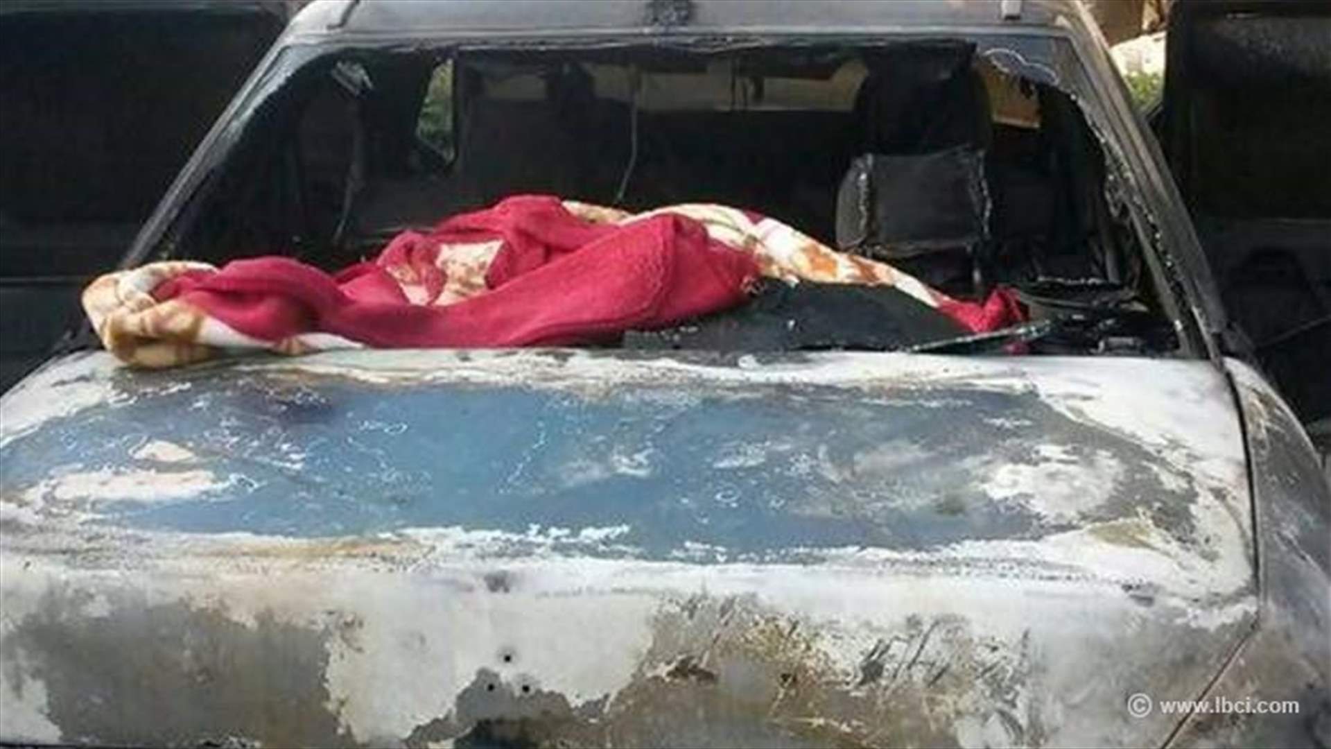 [PHOTOS] Unknown assailants torch a car in Akkar 