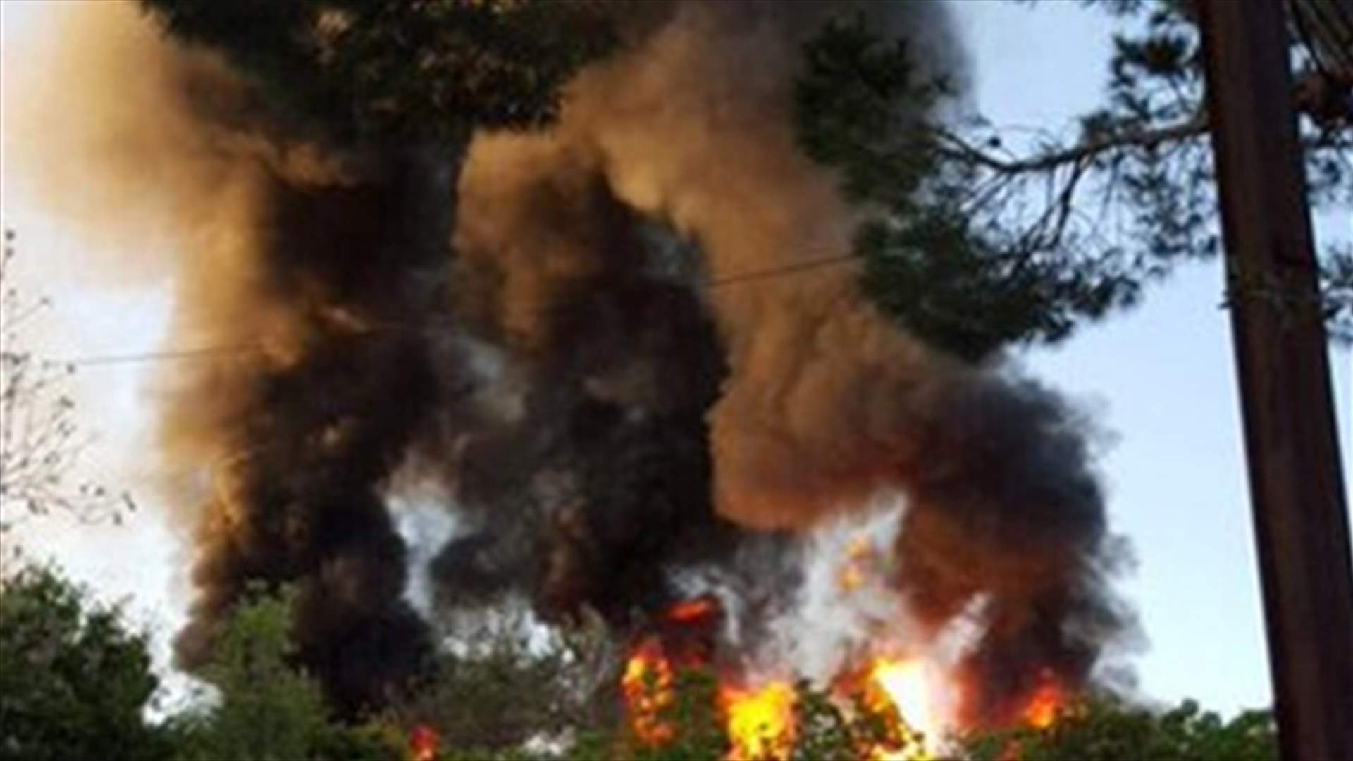 بالصورة: حريق ضخم داخل معمل للدهان في بيت الككو
