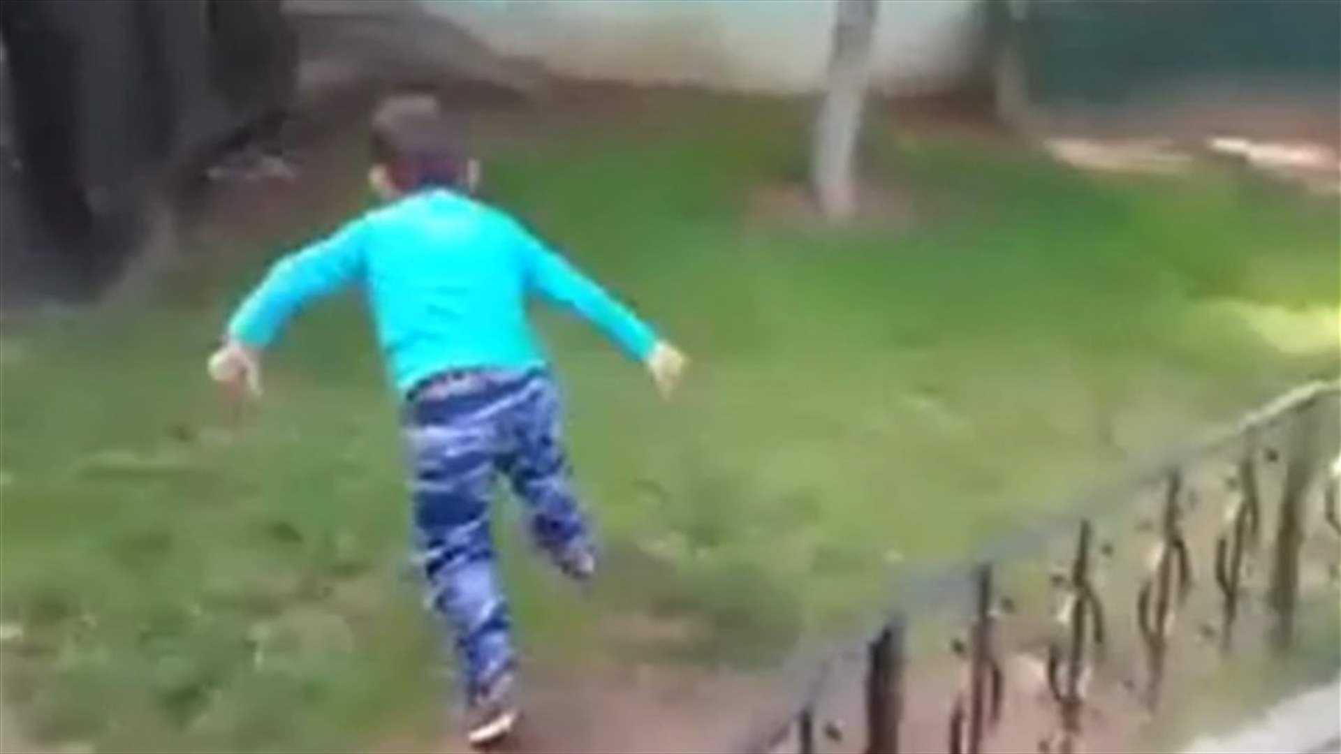 بالفيديو: مقلب غير إنسانيّ يثير الذعر لدى طفل سوريّ