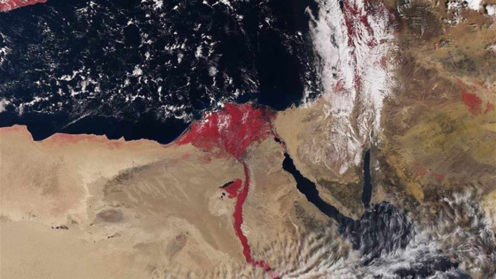 ما سبب ظهور نهر النيل باللون الأحمر؟