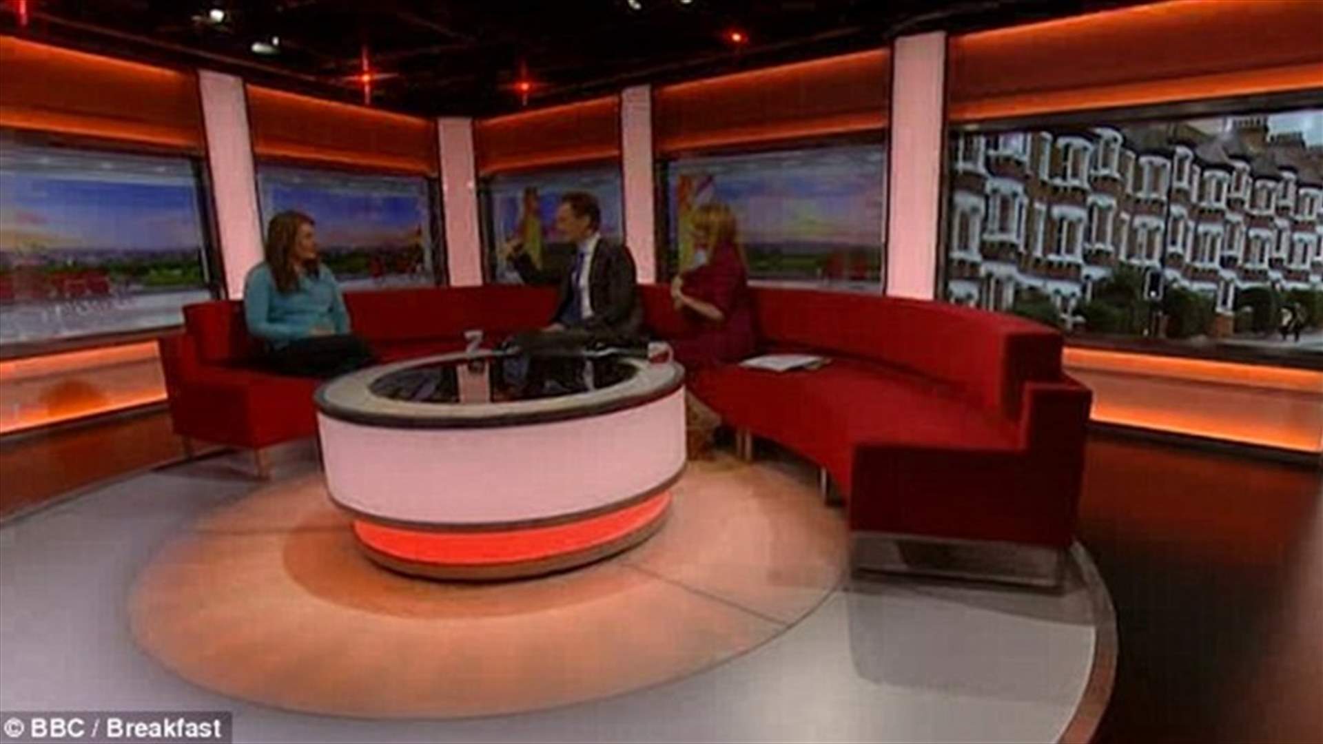 بالفيديو: رصد "شبح" مرّ أمام الكاميرا في برنامجٍ مباشر على BBC