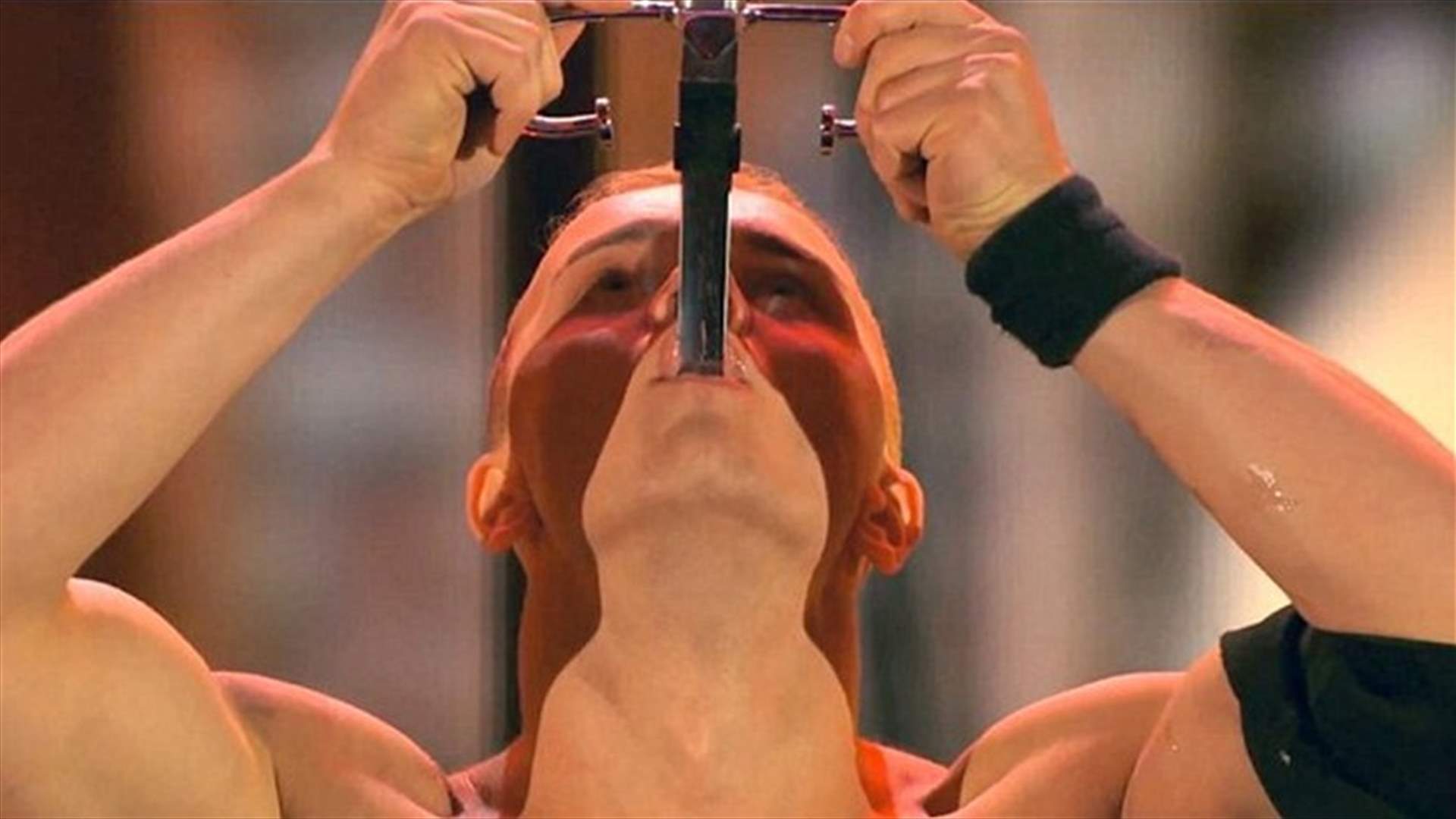 بالفيديو: أخطر موهبة في العالم... السيف يبعد 1 سم عن قلبه!