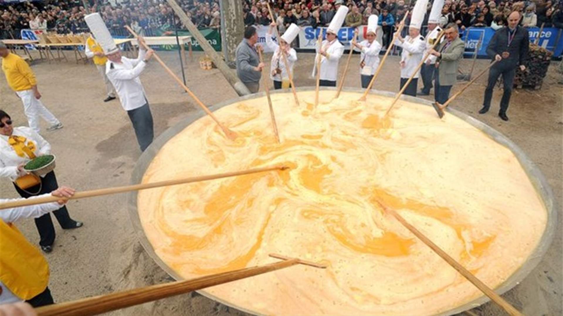 [PHOTOS] France Cooks Up a 15,000-Egg Omelette for Easter