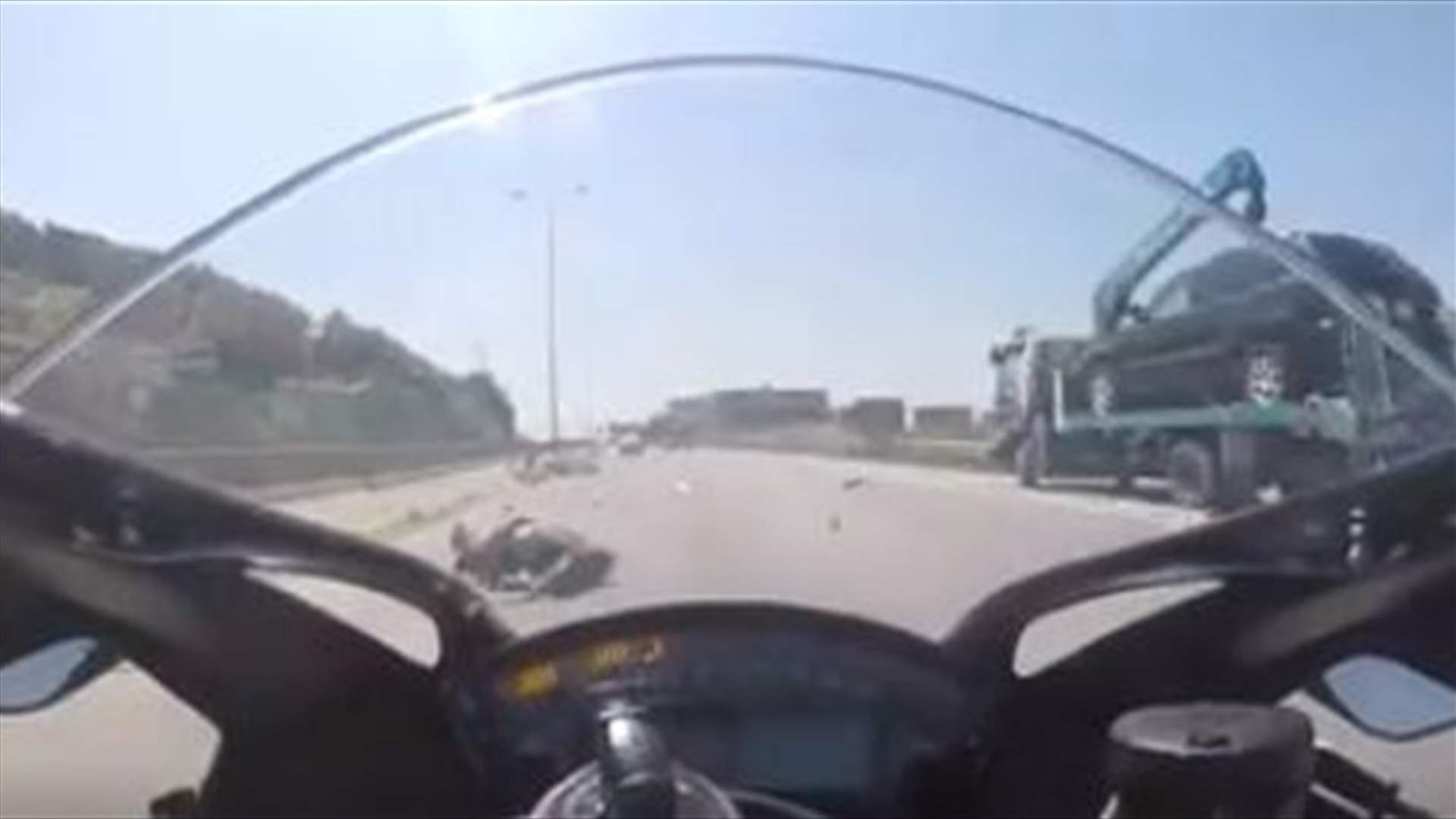 فيديو مروع للحظة صدم دراجة نارية لشخص على اوتوستراد عمشيت