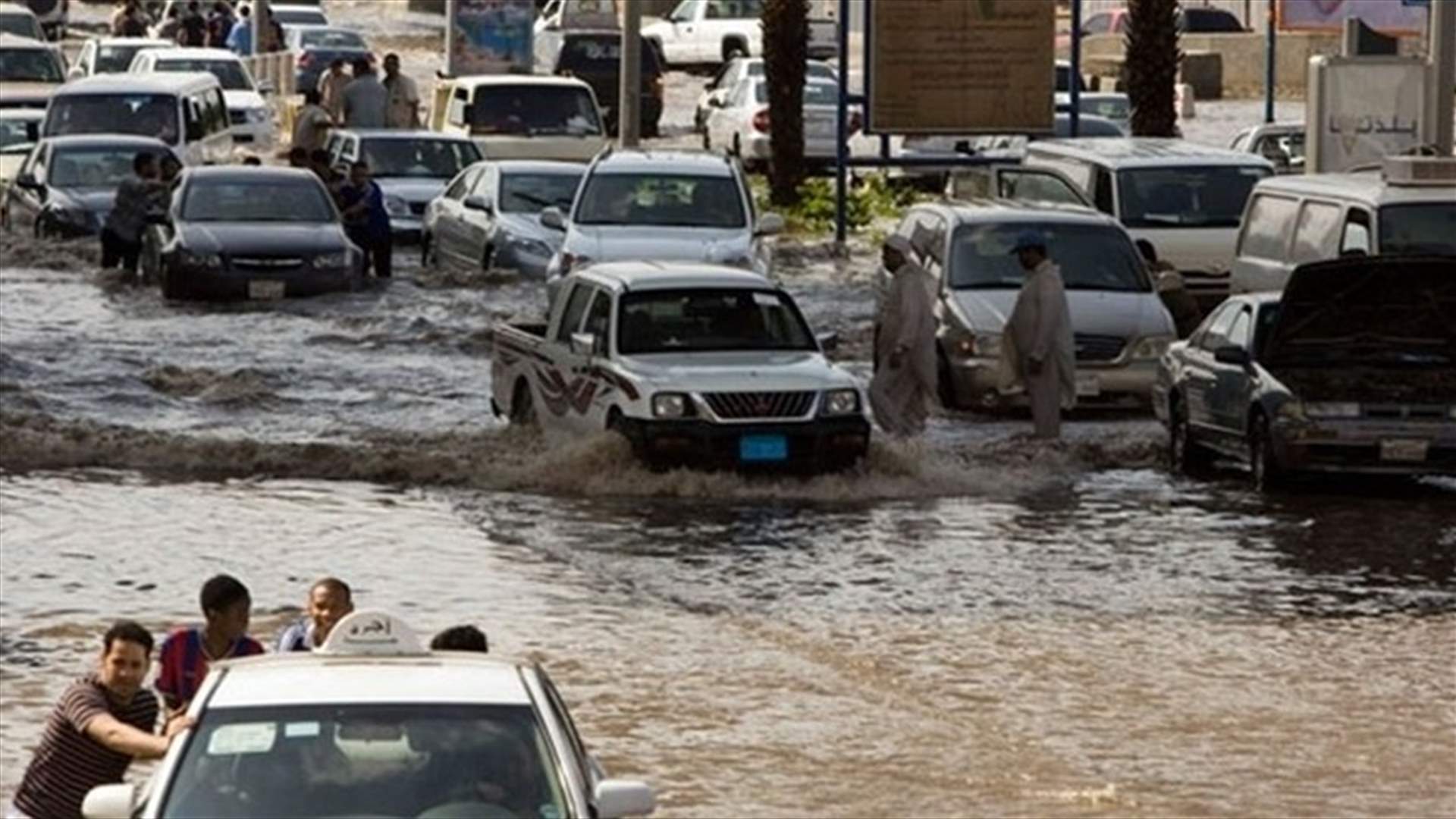 اقفالات واضطراب بحركة السير بالسعودية بسبب الامطار الغزيرة 