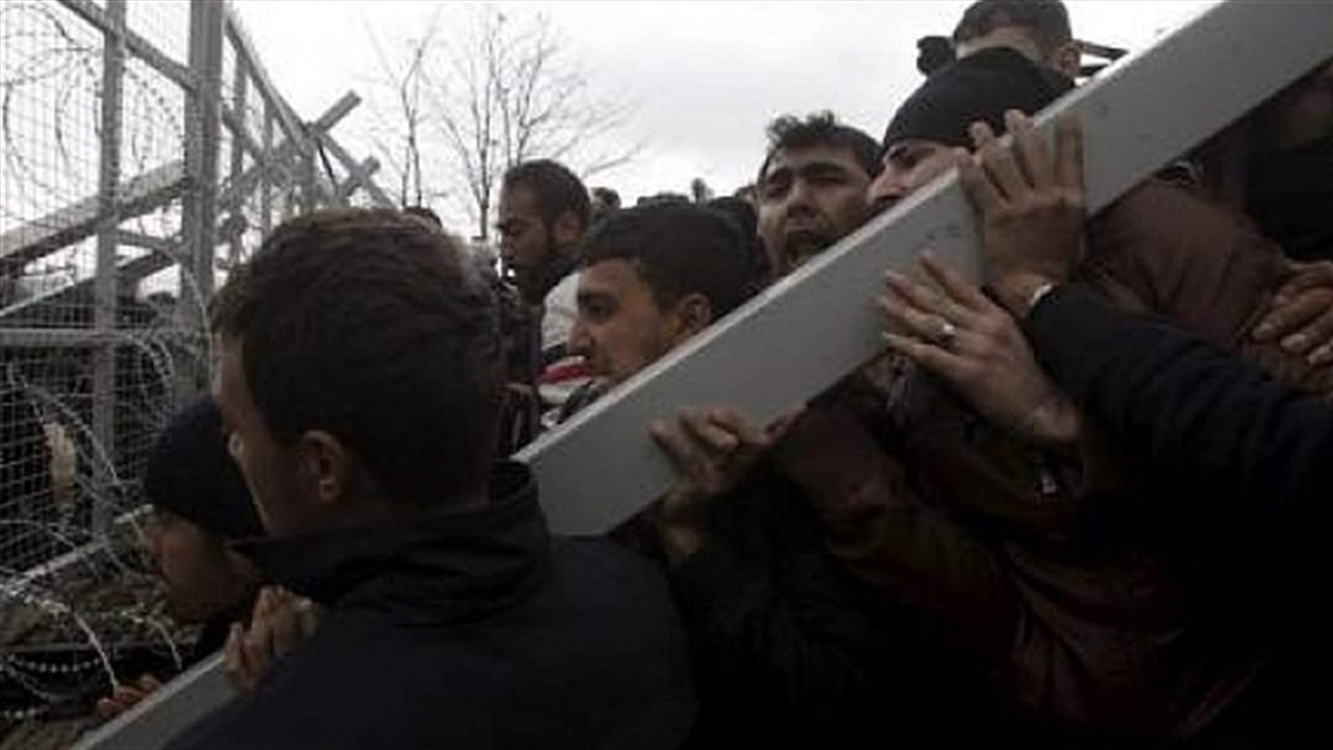 Migrants clash again with Macedonian police on Greek border