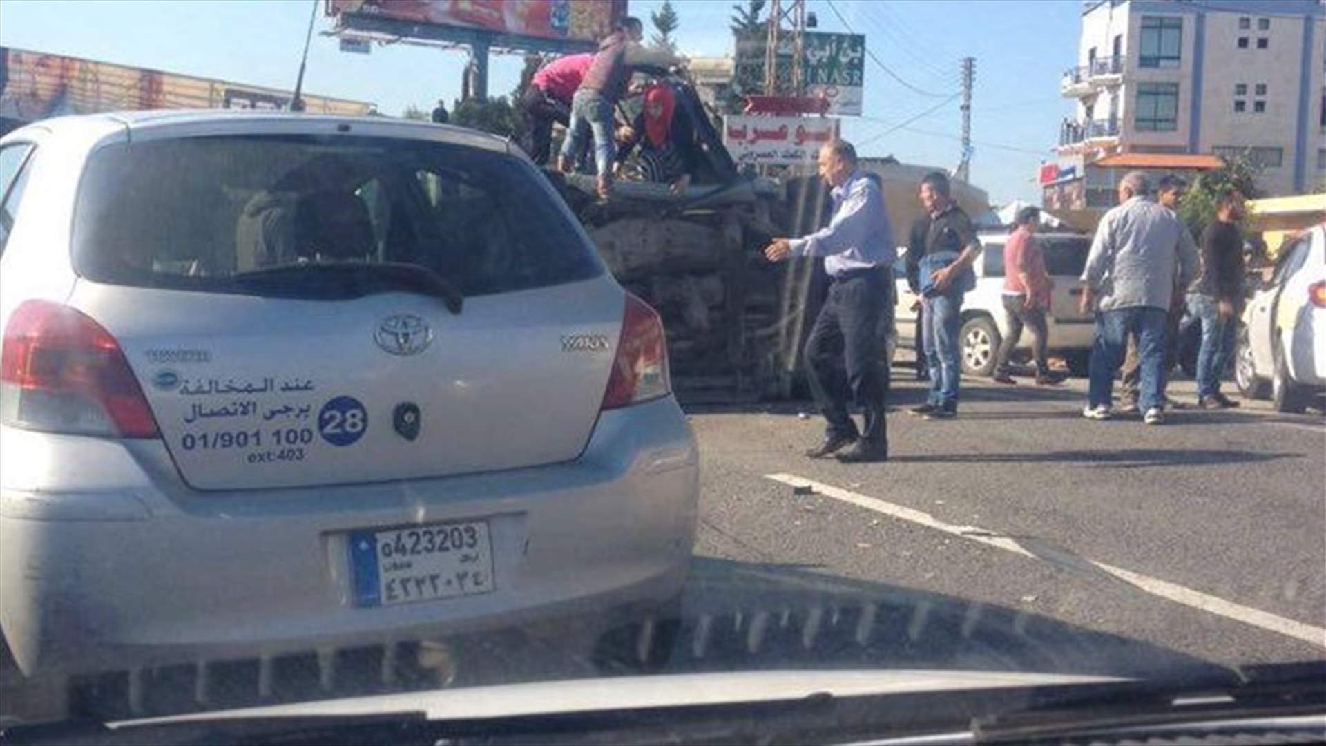بالصور....حادث سير على اوتوستراد نهر ابراهيم 
