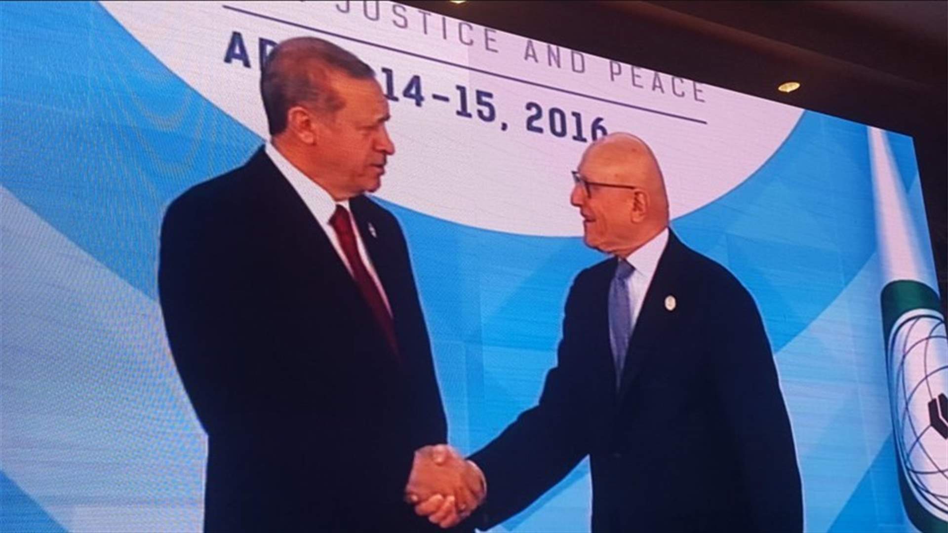 Erdogan receives Salam at OIC summit venue in Istanbul
