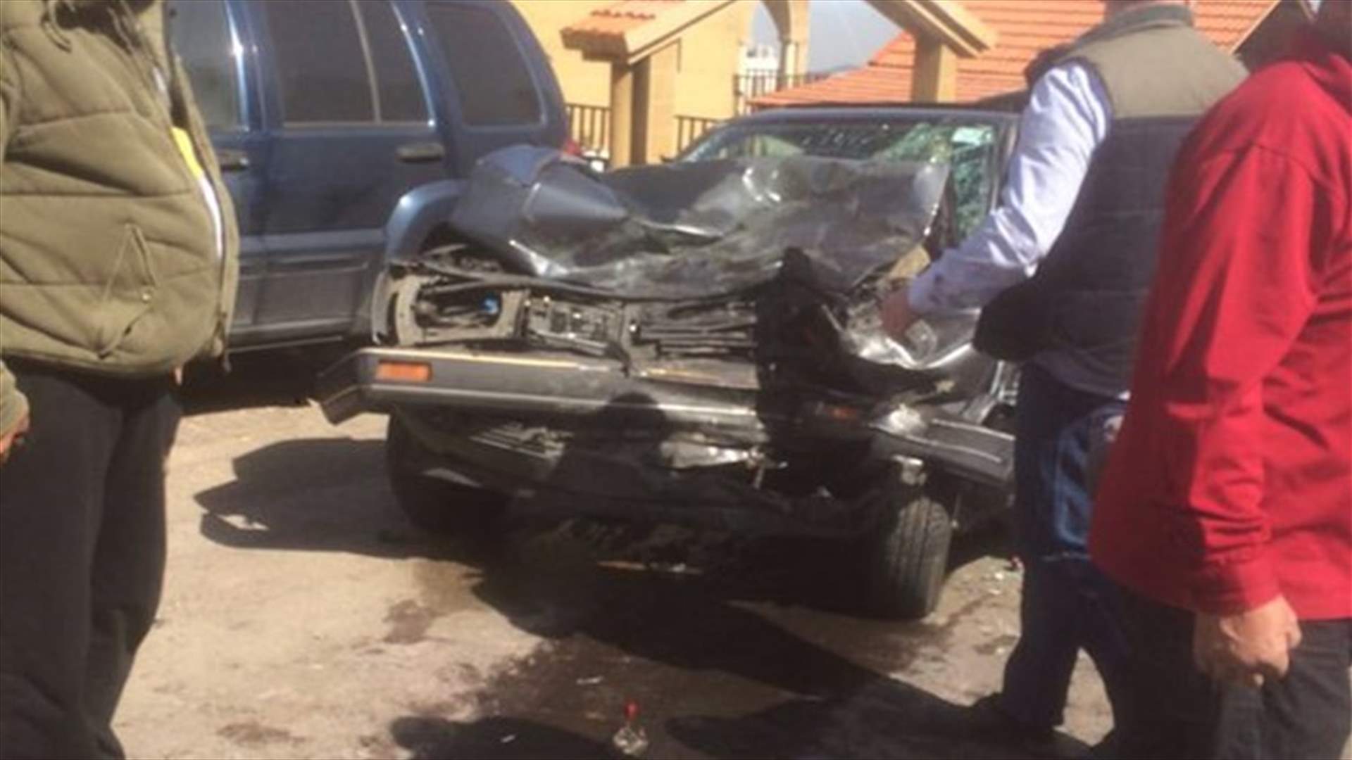 بالصور: قتيل بحادث بين سيارتين على طريق عام  بكفيا