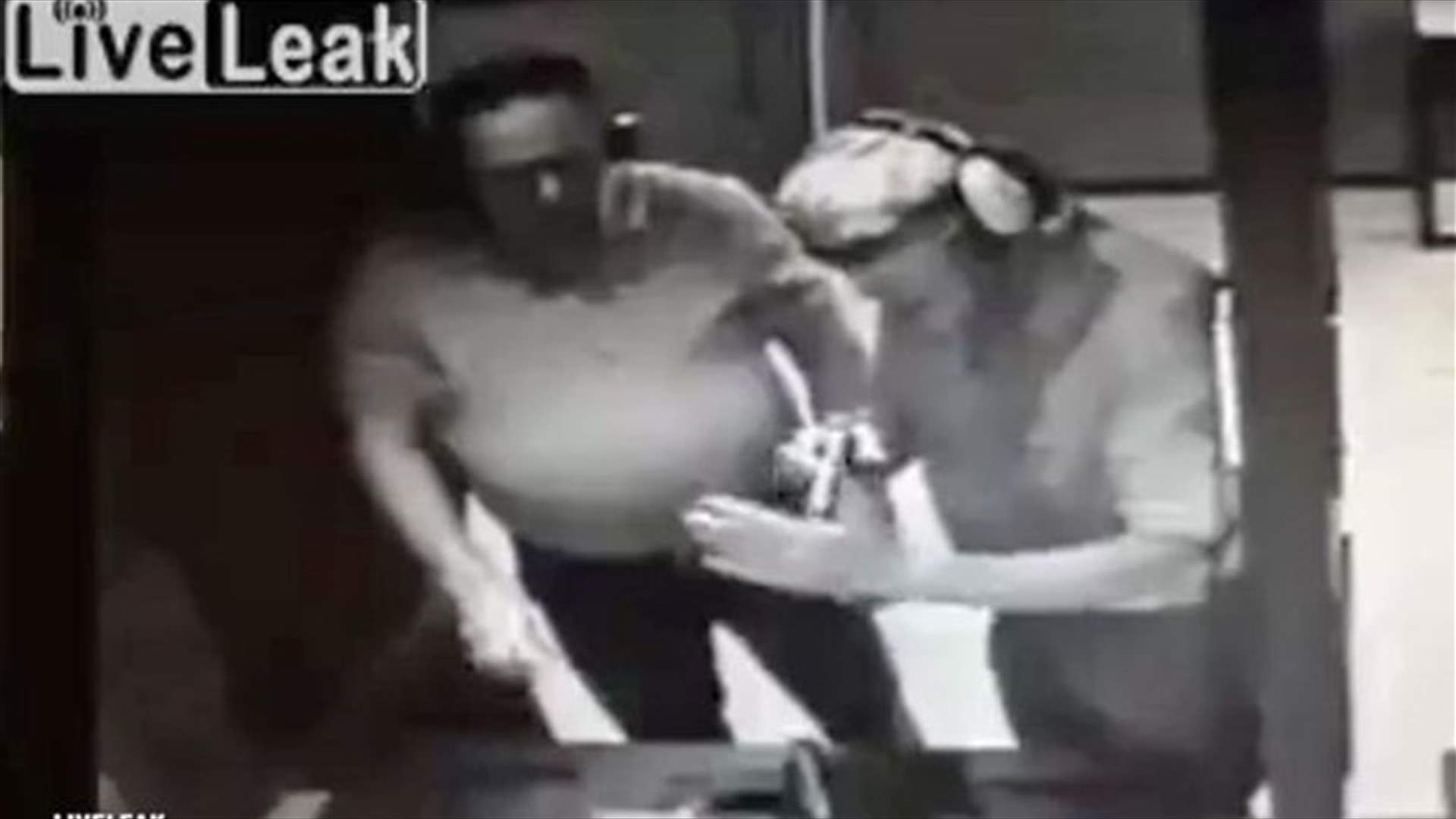 بالفيديو: رجل يُطلق النار على يده لاختبار قدرة المسدس!