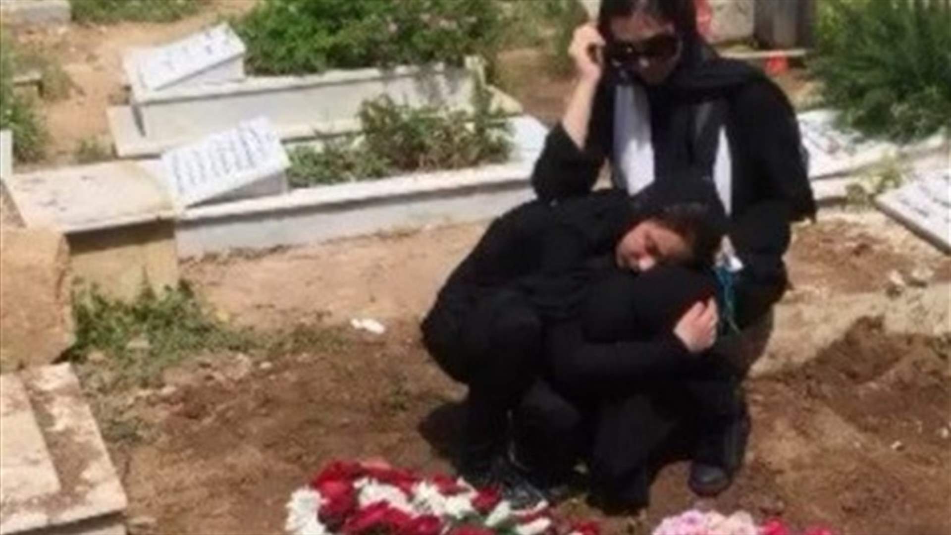 فيديو مؤثر لقمر تبكي والدتها أمام الضريح