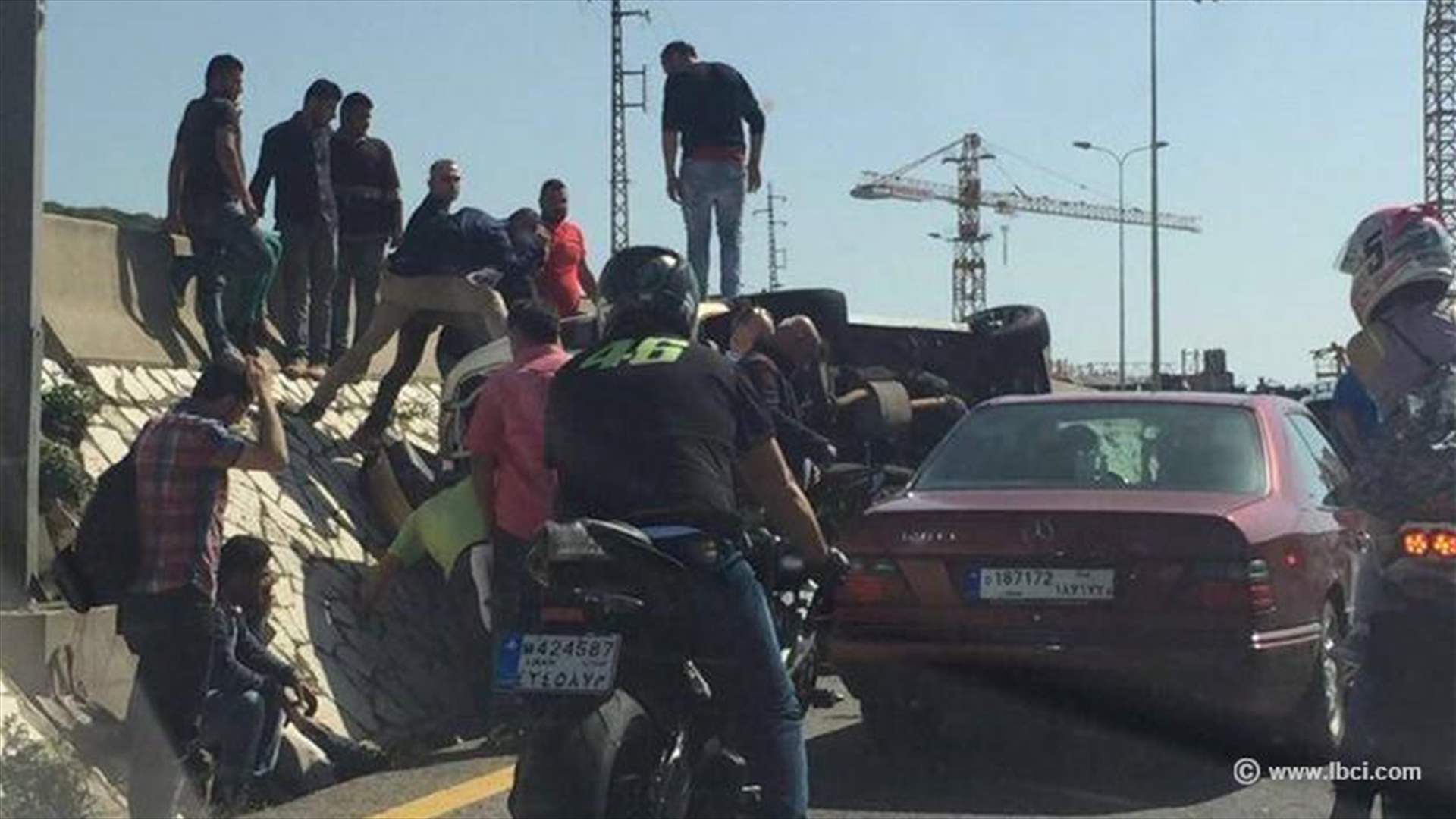بالصور : انقلاب باص ركاب  على اوتوستراد المنصف