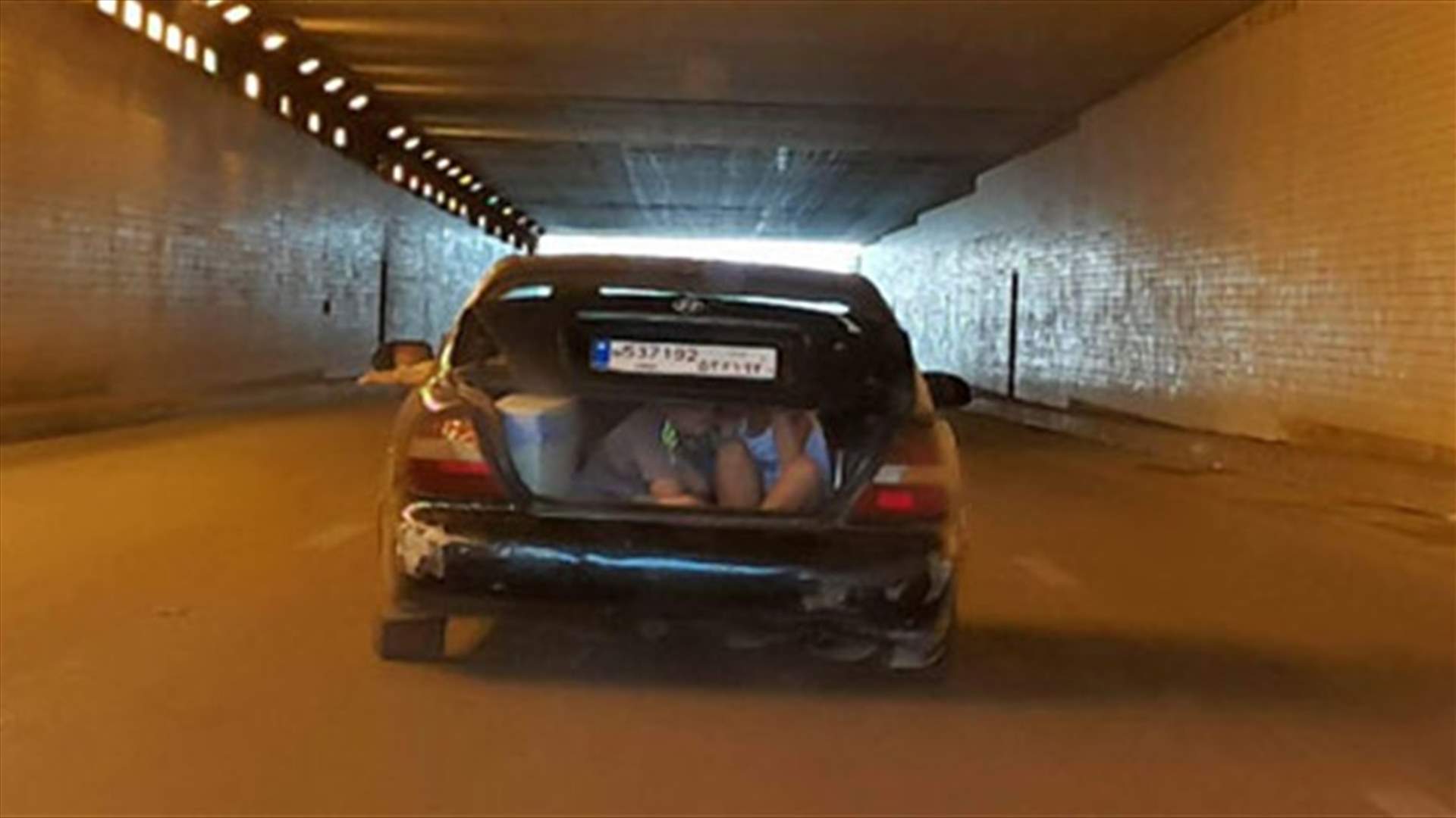 بالصور: عندما يتحول صندوق السيارة الى سجن للأطفال