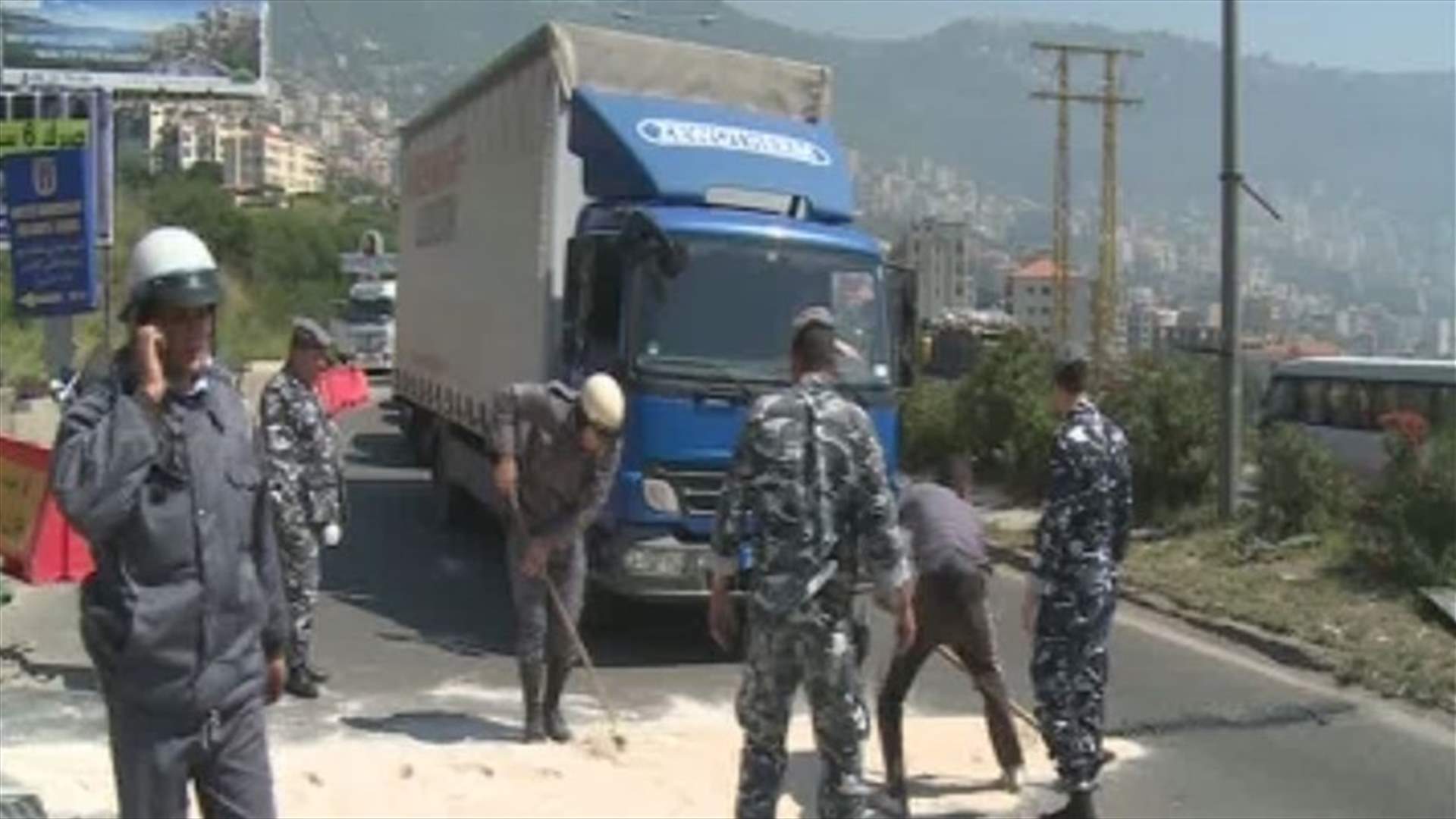 بالصورة: عناصر من قوى الامن تساعد العمال بالاشغال عند جسر الكازينو