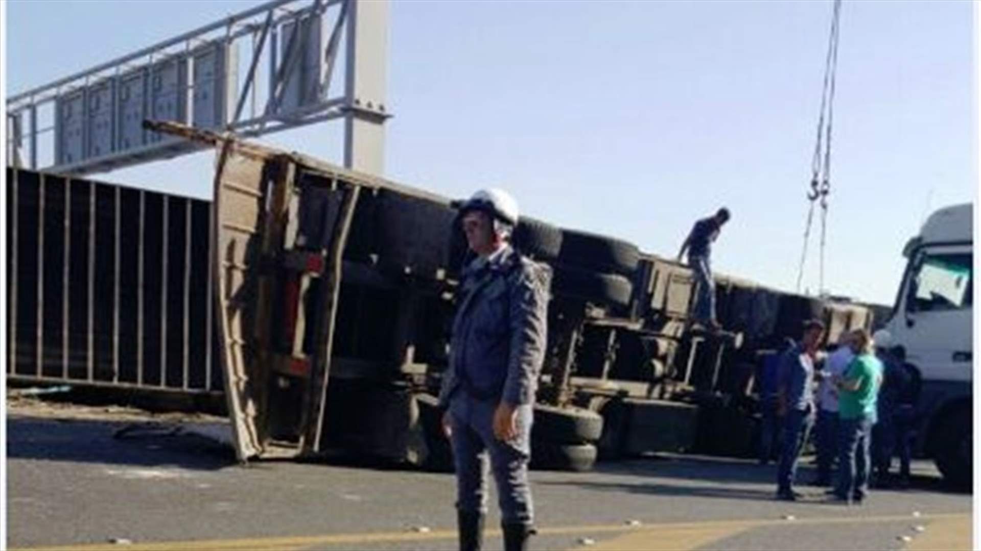 جريح بانقلاب شاحنة في نهر الكلب