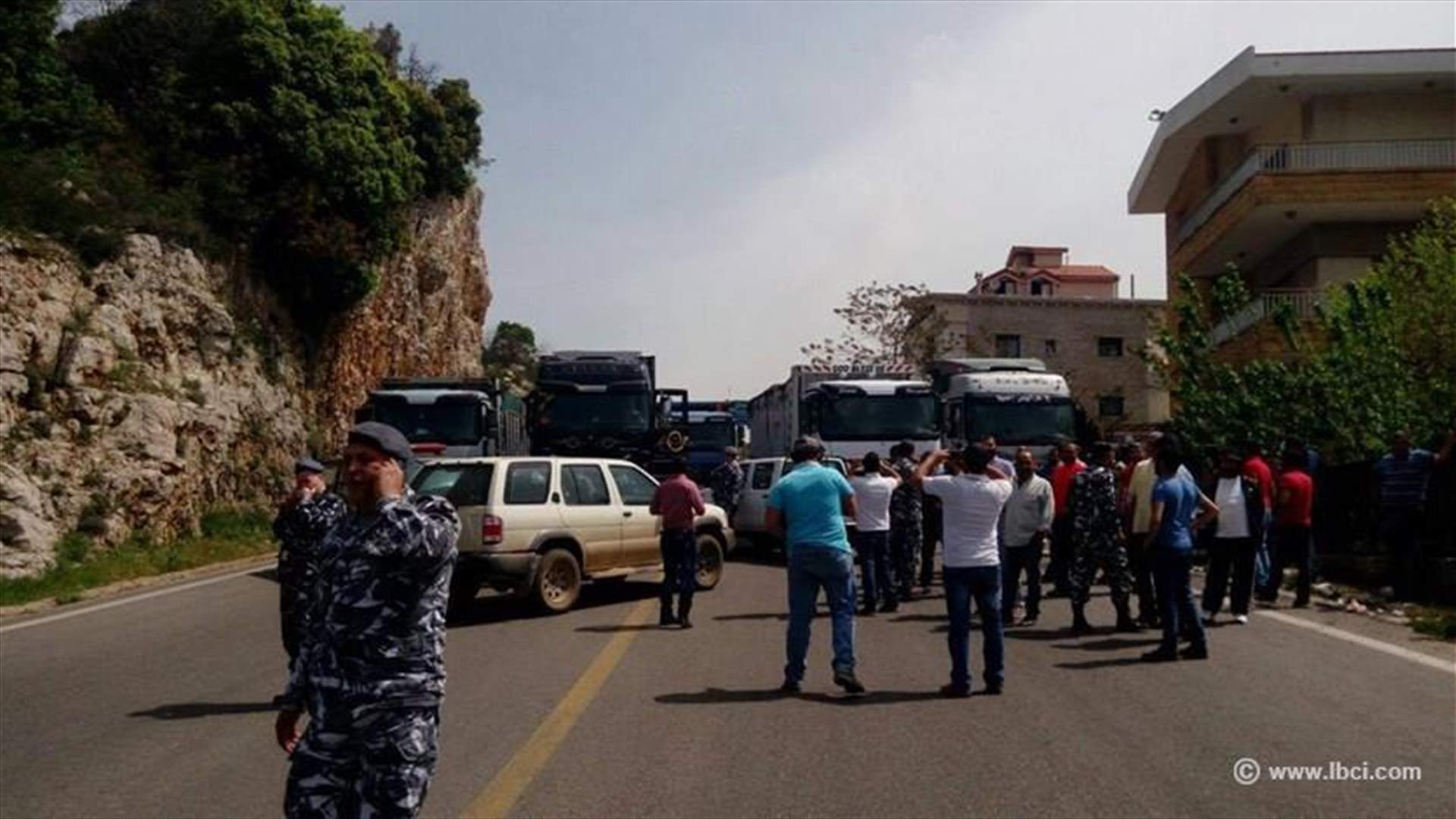 بالصور: قطع الطريق عند مفرق كفردبيان 