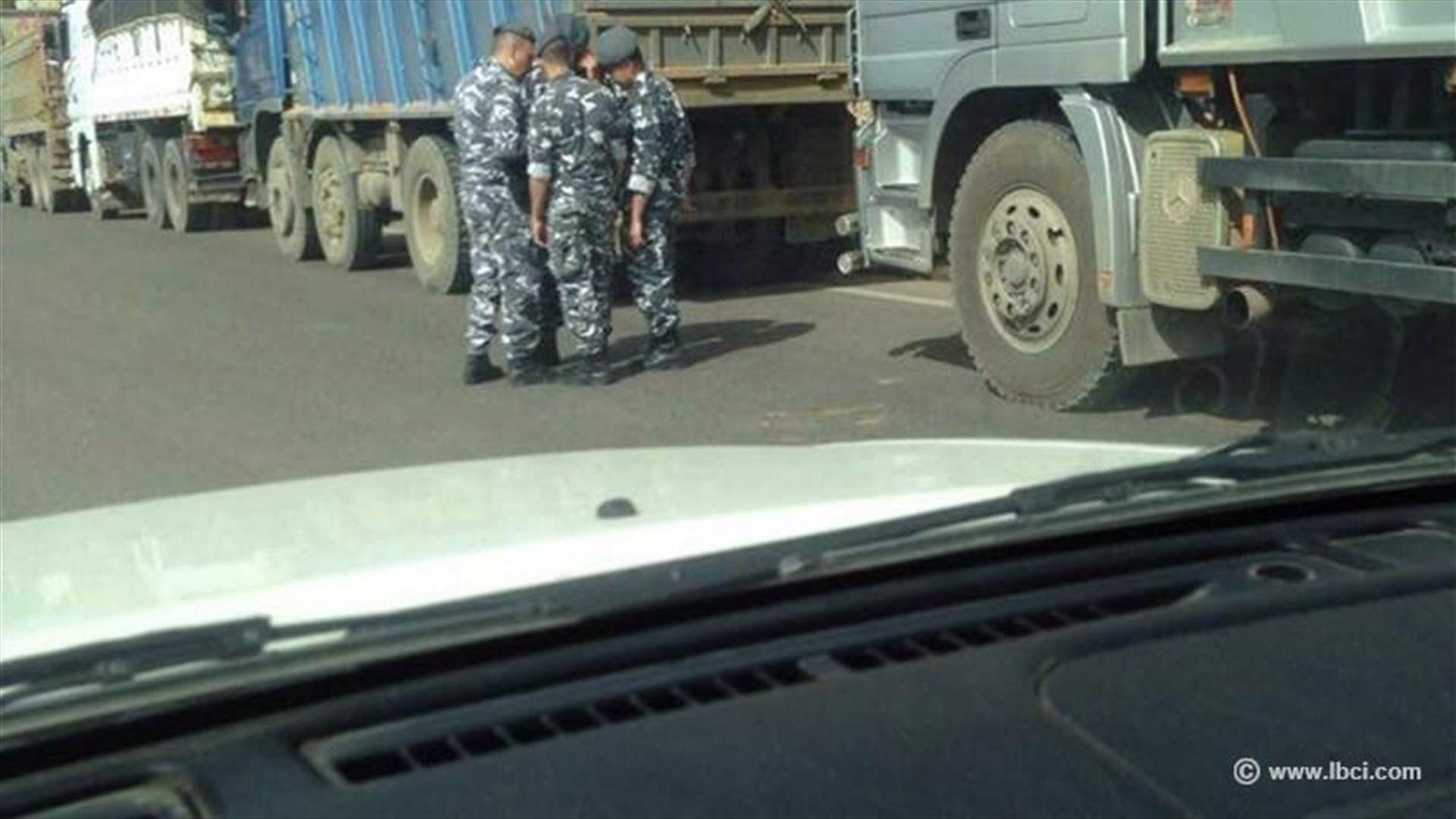 [PHOTOS] Truck drivers briefly block Kfardebian road