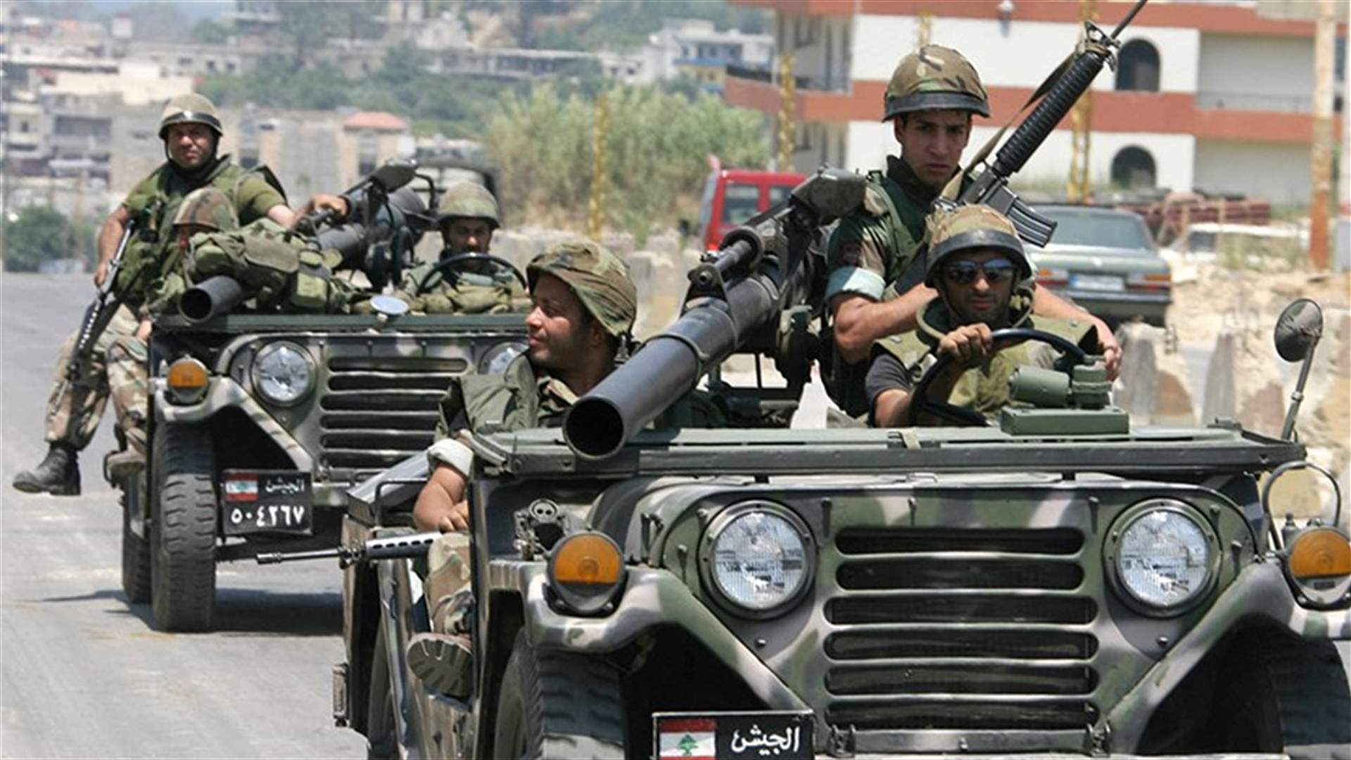 الجيش يستهدف المسلحين في جرود القاع