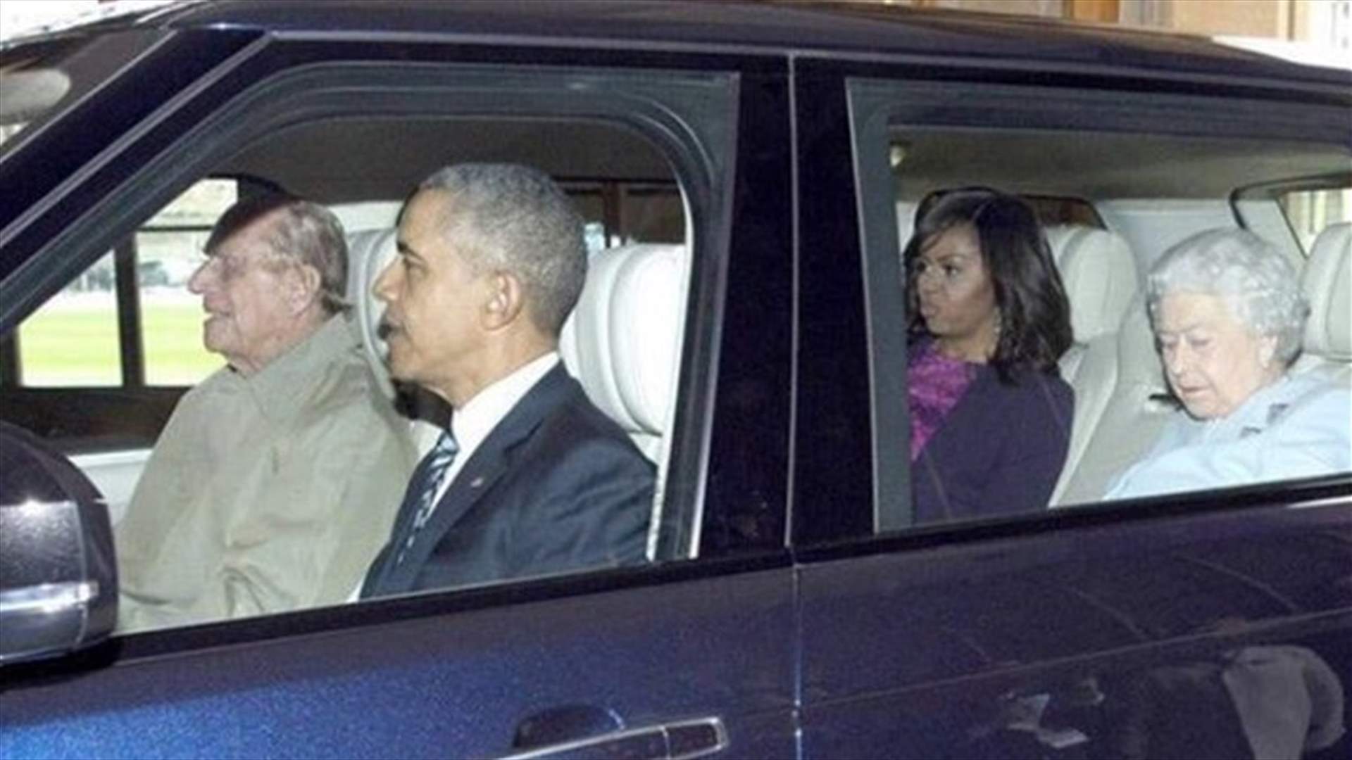 بالصور -  الامير فيليب سائقا لأوباما