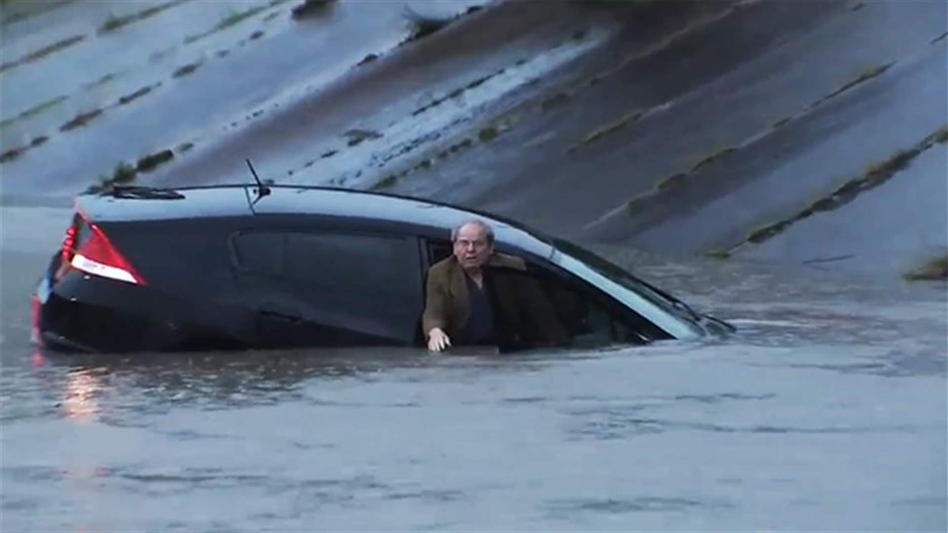 [VIDEO] &#39;Hero&#39; Reporter Rescues Man From Sunken Car On Live TV 