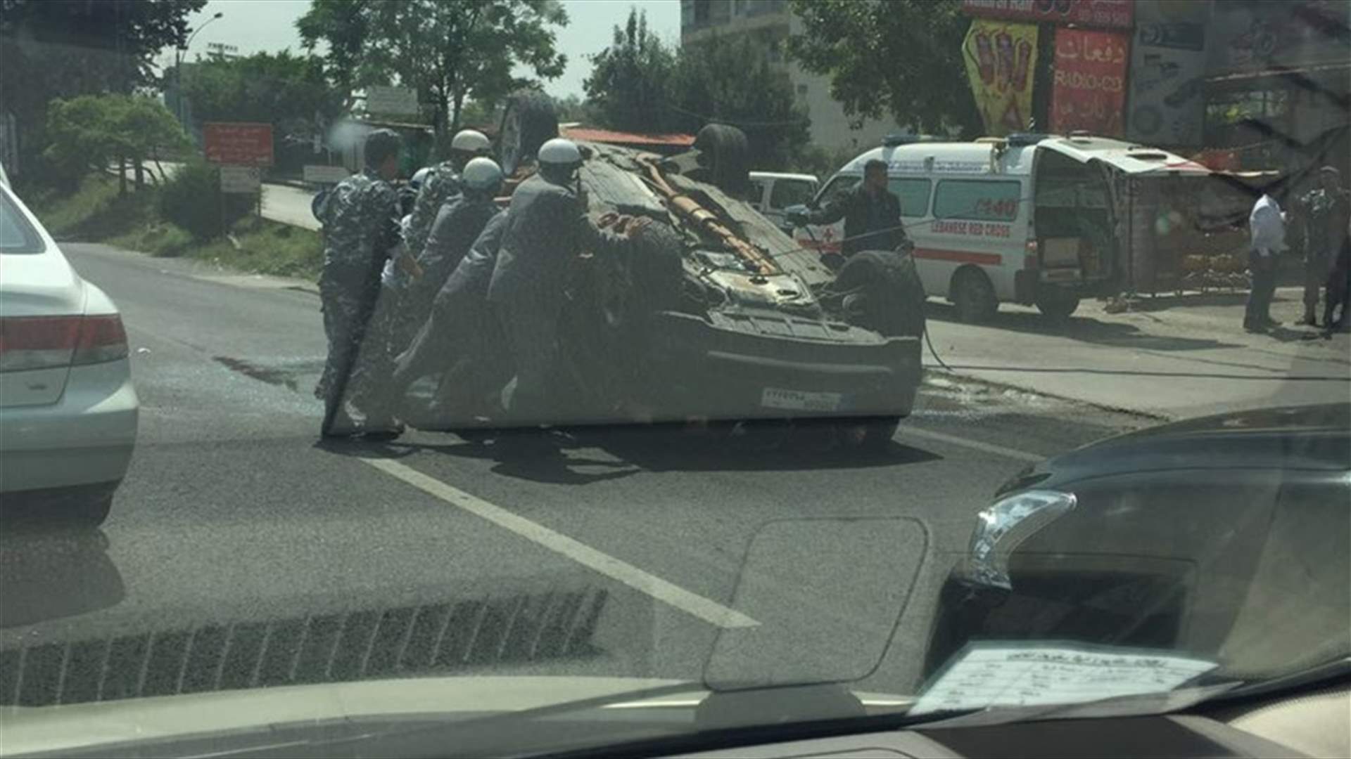 بالصور: انحراف مسار جيب من مسرب لاخر على اوتوستراد جونية 