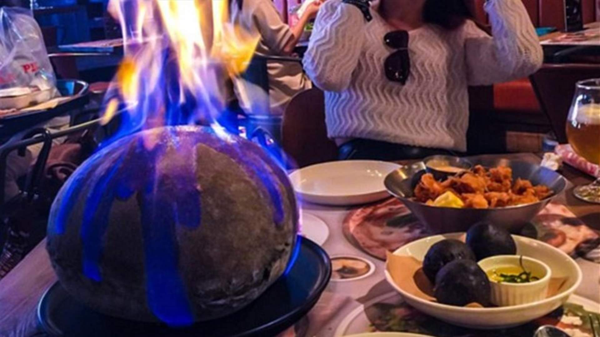 بالفيديو: ما هو الطبق الشهي داخل العجينة المشتعلة؟