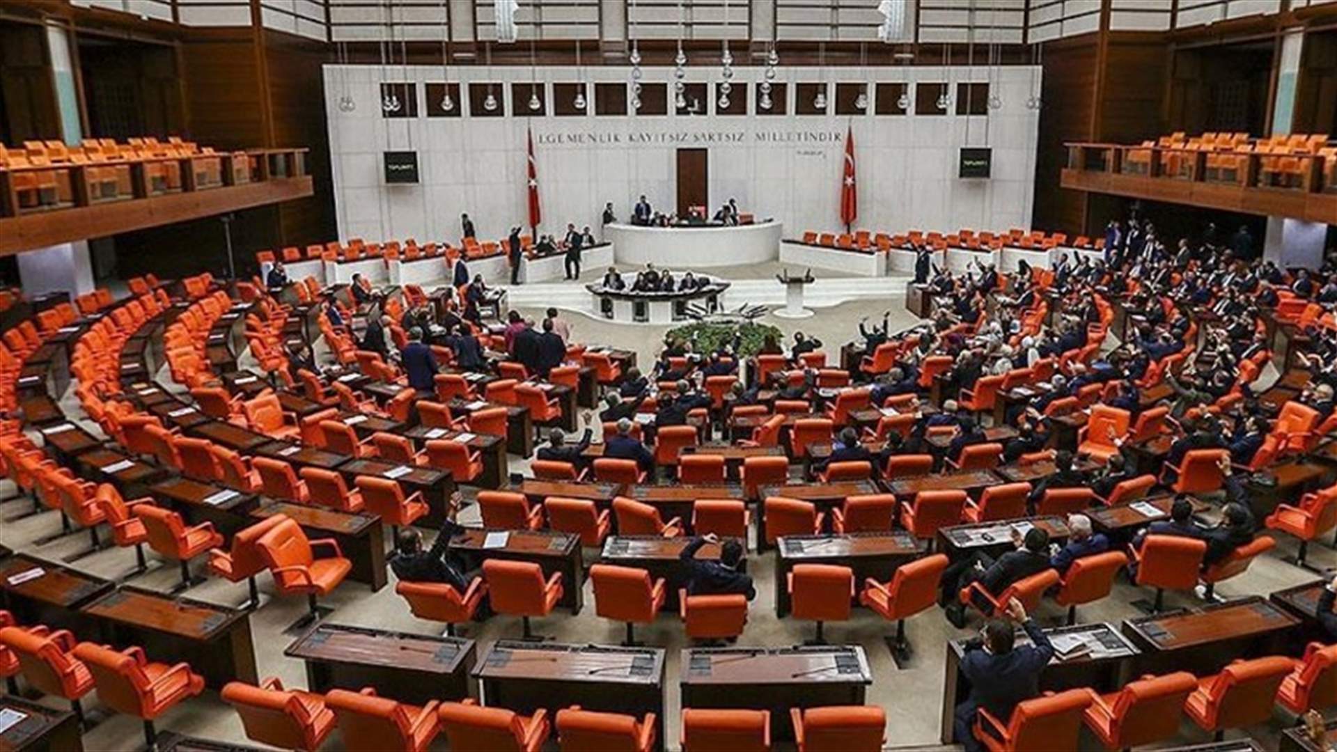 الشرطة التركية تفرق بالقوة تظاهرة مؤيدة للعلمانية امام البرلمان