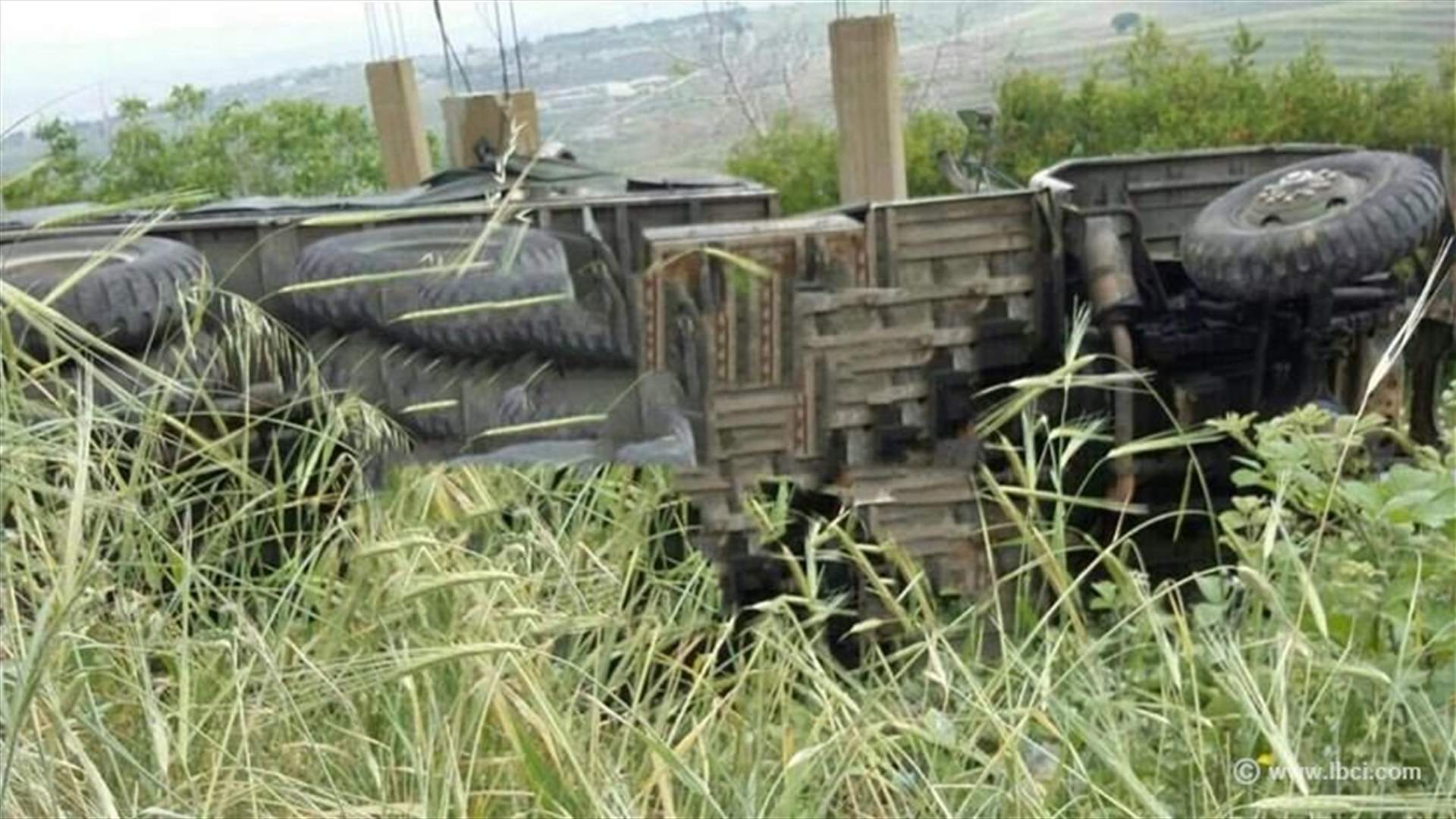 [PHOTOS] LAF truck overturns in Akkar 