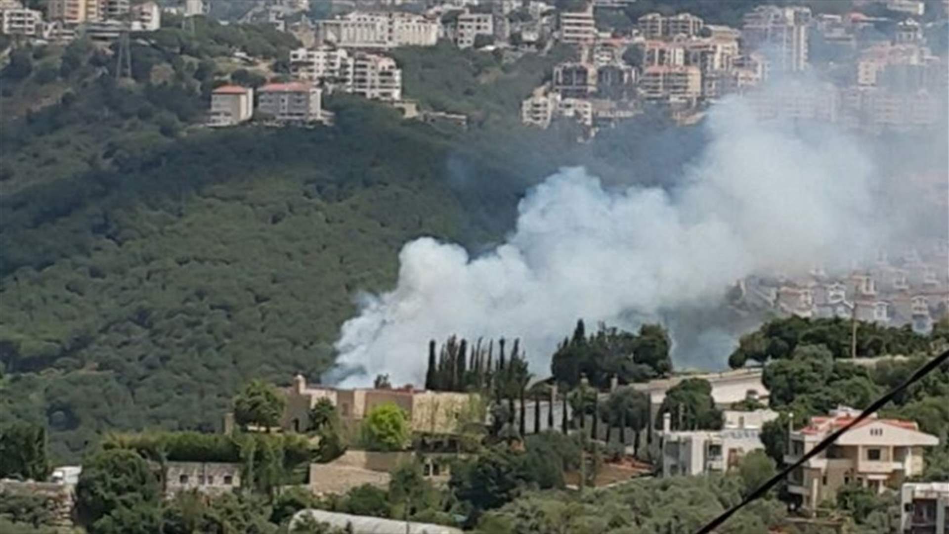 بالصور: حريق كبير على طريق مغارة جعيتا وطوافة للجيش تساهم بعملية الاطفاء 
