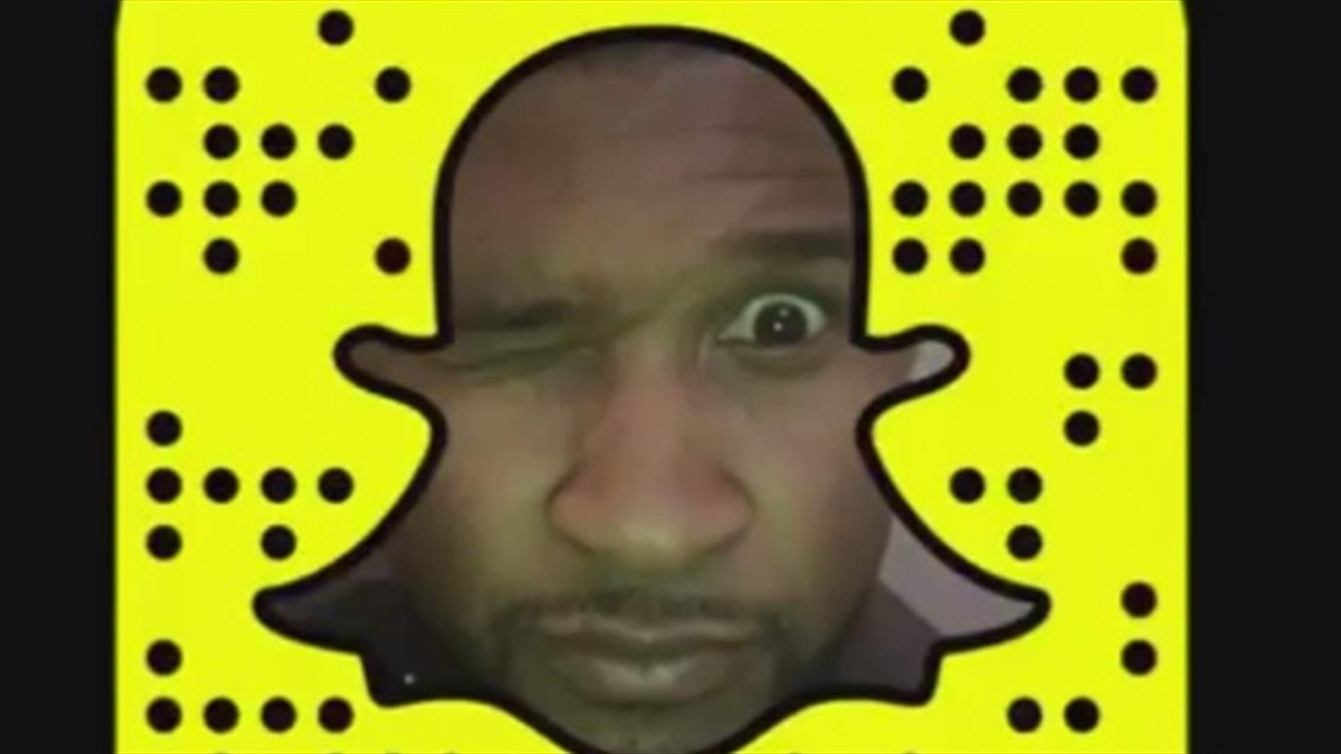 بالصورة: "آشر" يتخلى عن ملابسه على سناب شات