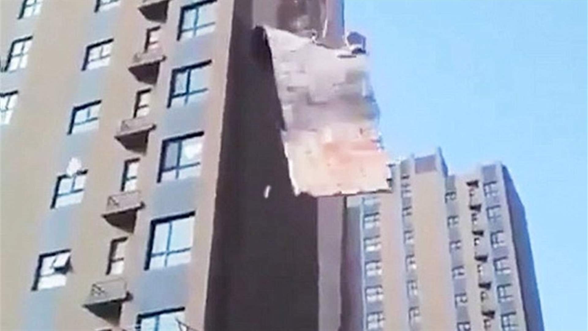 بالفيديو: حادثة غريبة... انهيار الحائط الخارجي لمنبى شاهق