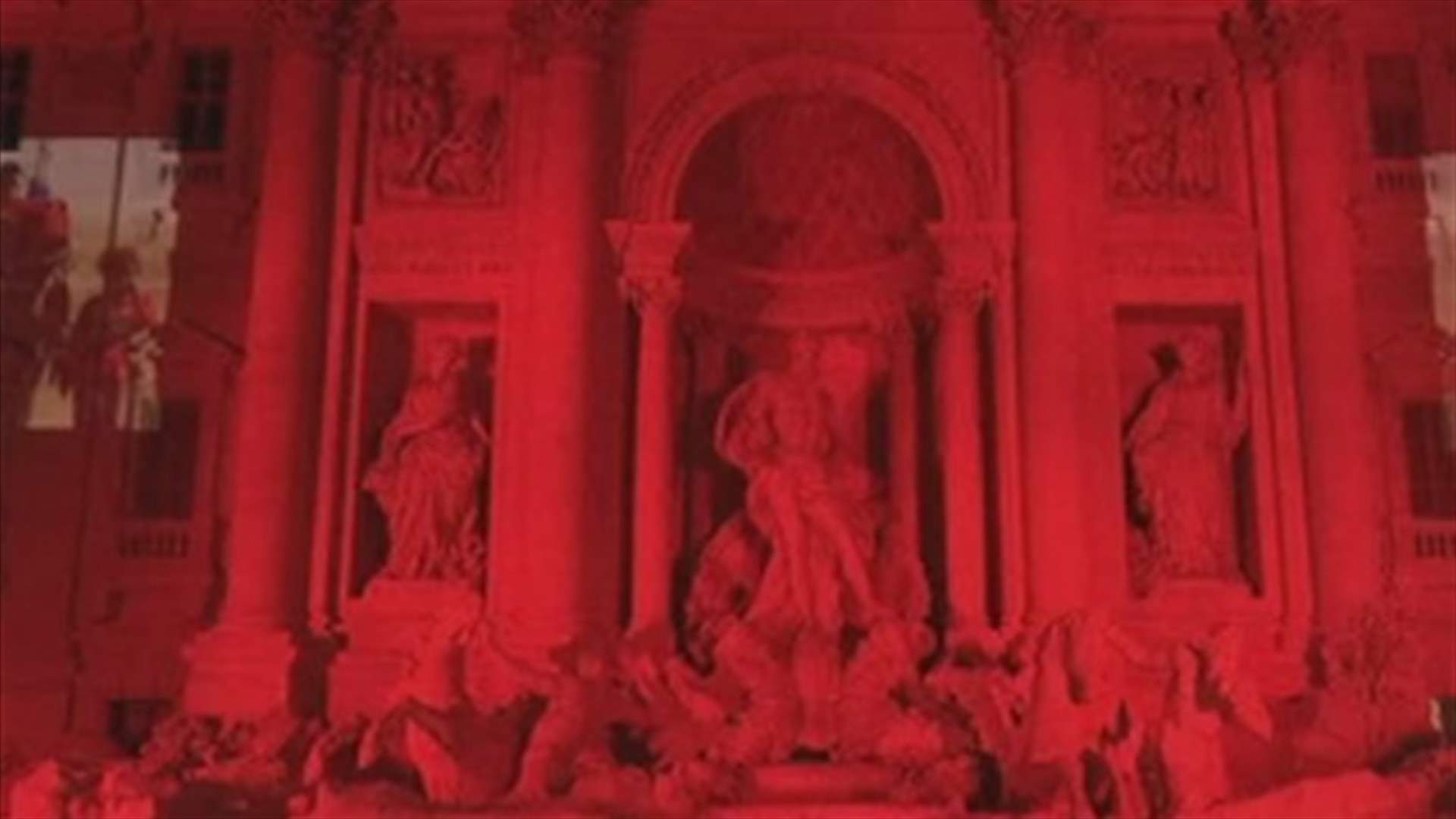 نافورة تريفي بالاحمر