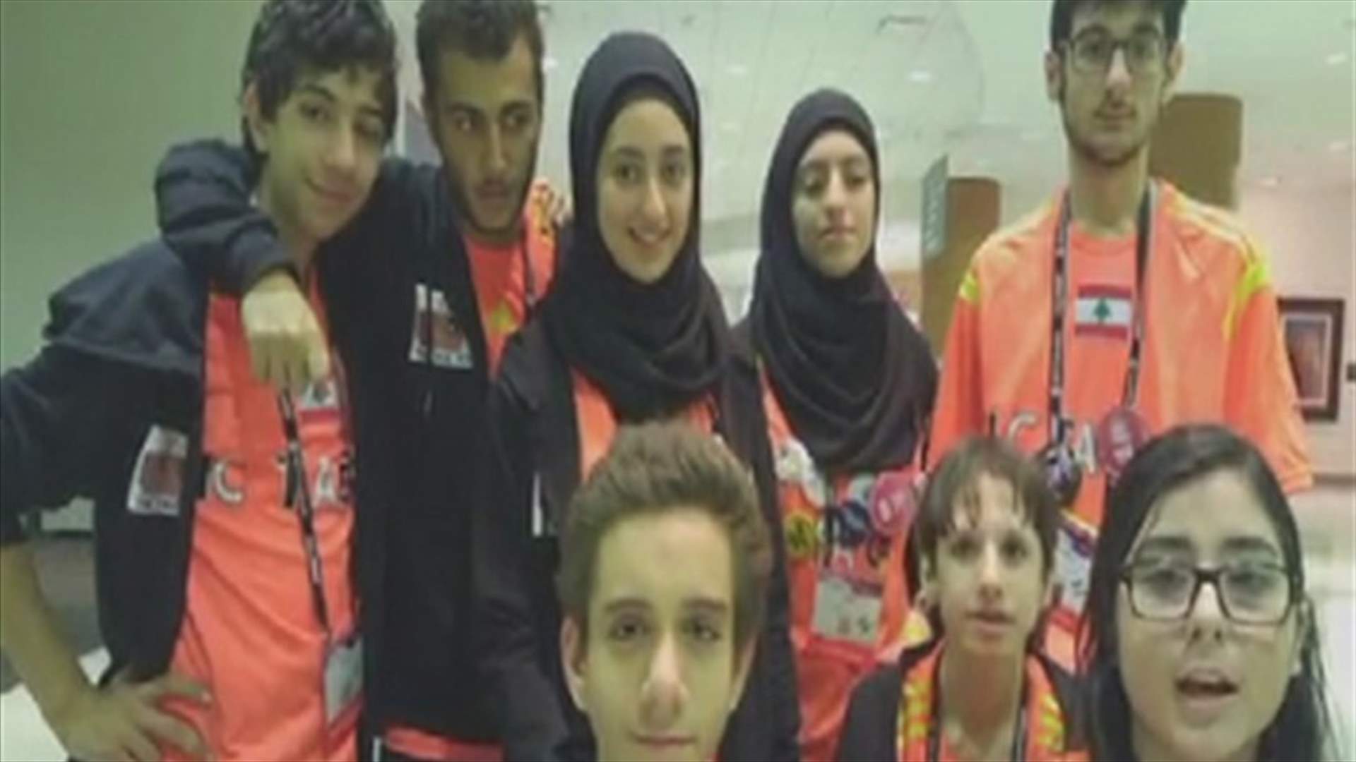 طلاب يرفعون اسم لبنان عاليا
