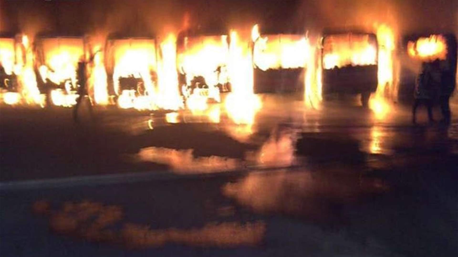 بالصور: عمال يحرقون عددًا من الباصات احتجاجًا على تأخُّر رواتبهم