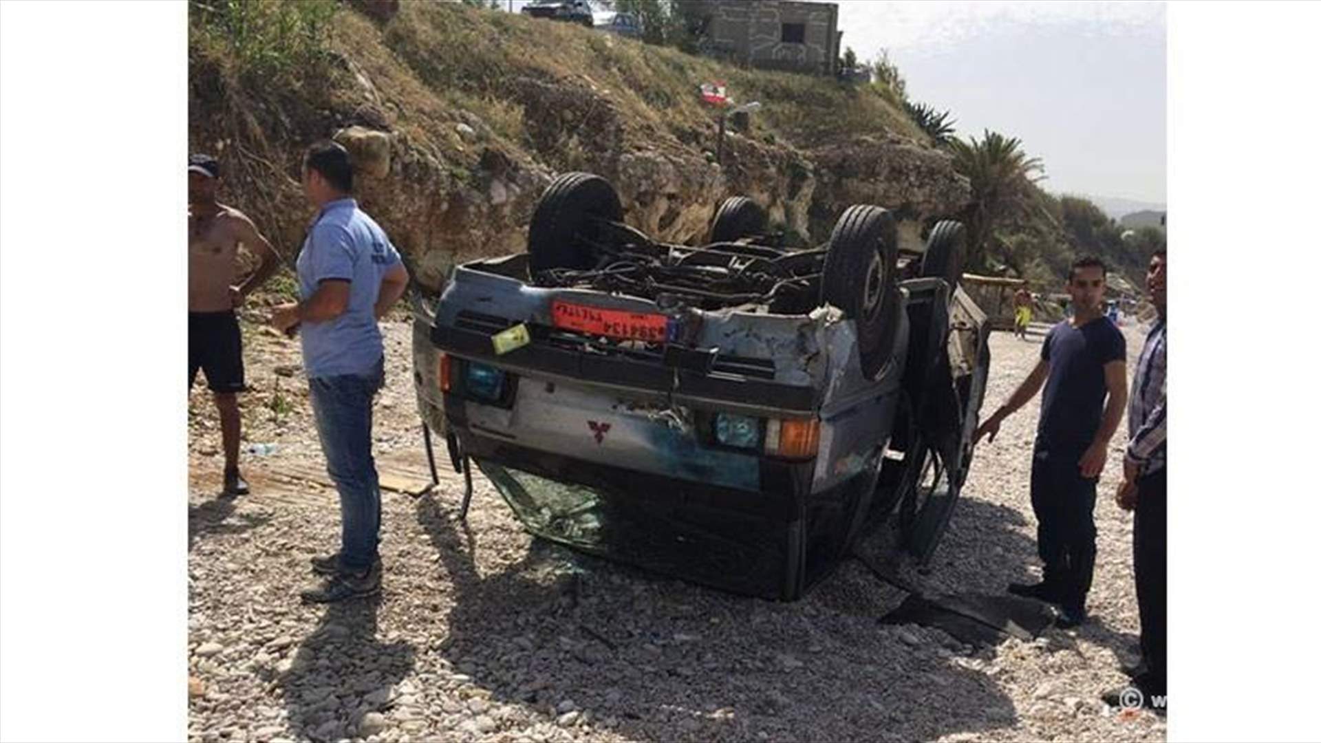 بالصور - تدهور حافلة ركاب على شاطئ جبيل 