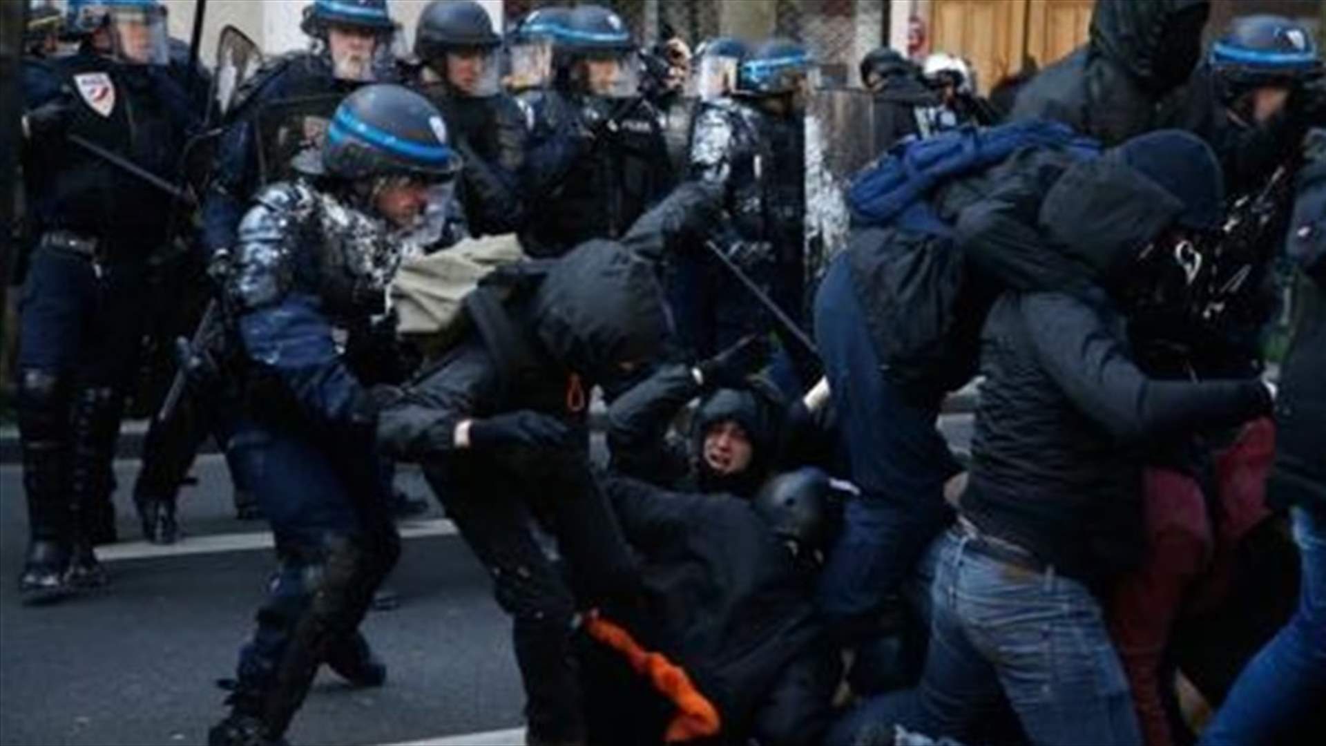 شبان مقنعون يشتبكون مع الشرطة في باريس