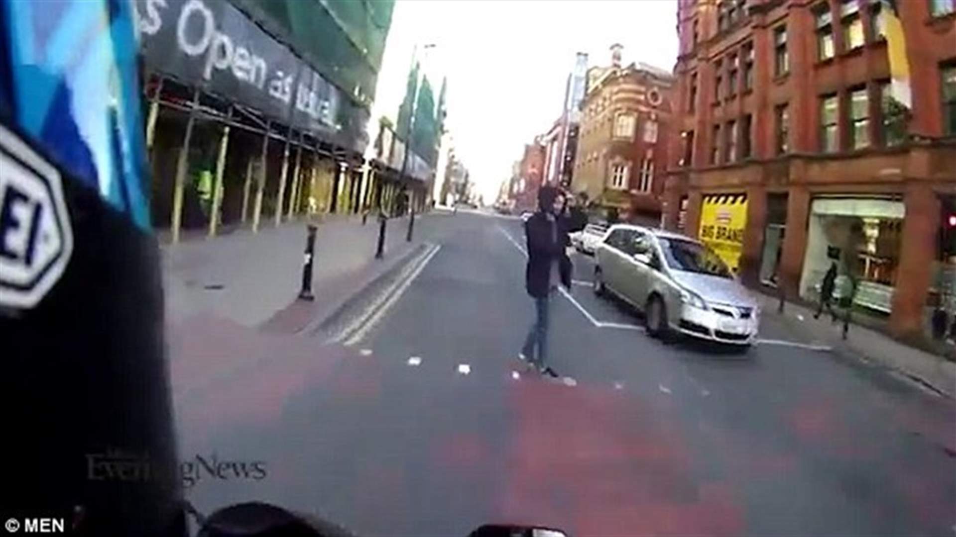 بالفيديو: كاد ينجو من حادث اصطدام مأساويّ