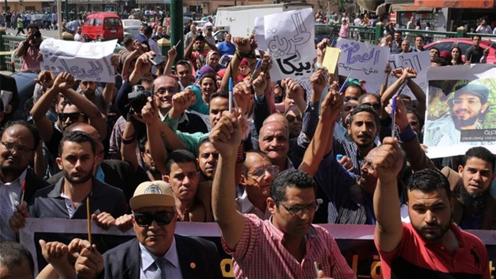 Egyptian police raid press syndicate, arrest two journalists
