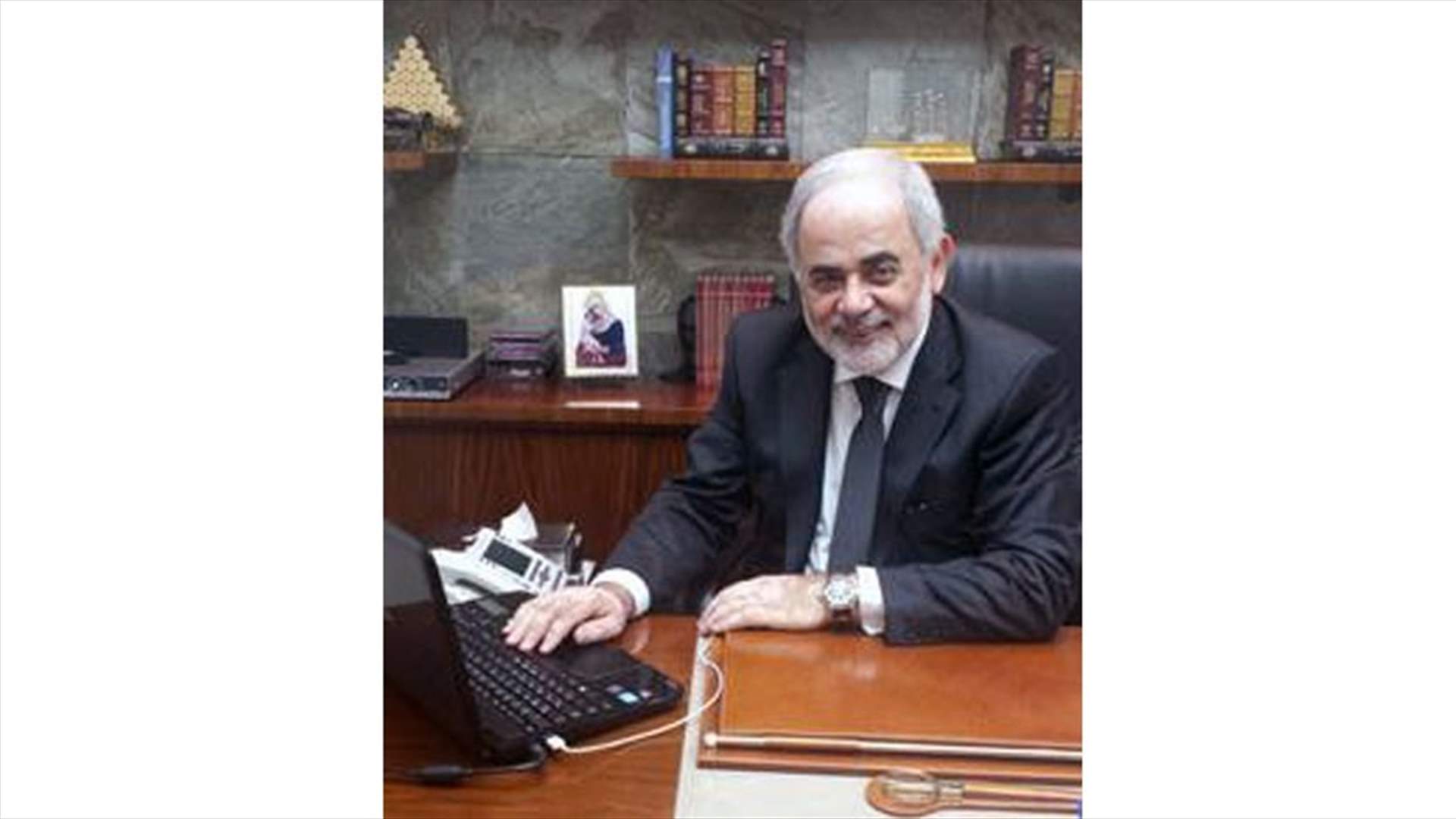 أشخاص مجهولو الهوية ينتحلون صفة التحدث بإسم مكتب أمل أبو زيد