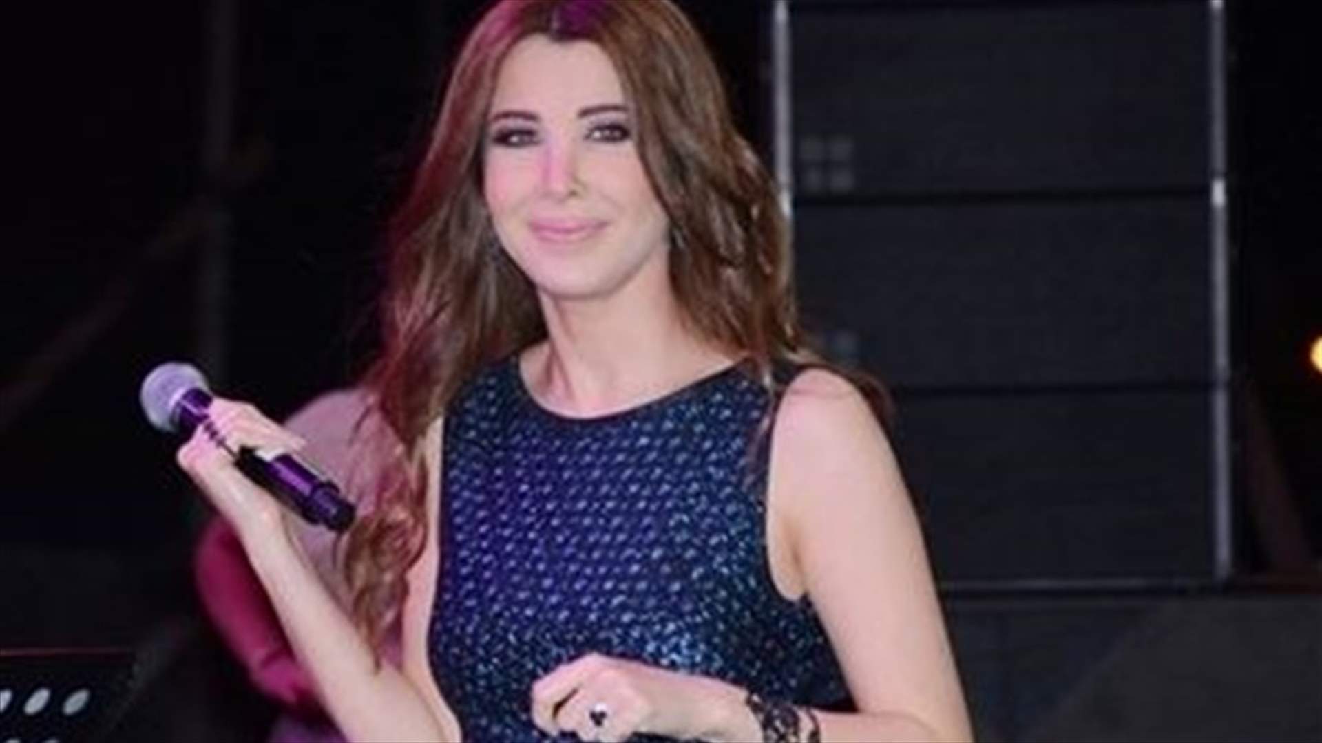 بالصور: نانسي عجرم في لحظات حرجة.. تمزّق فستانها على المسرح