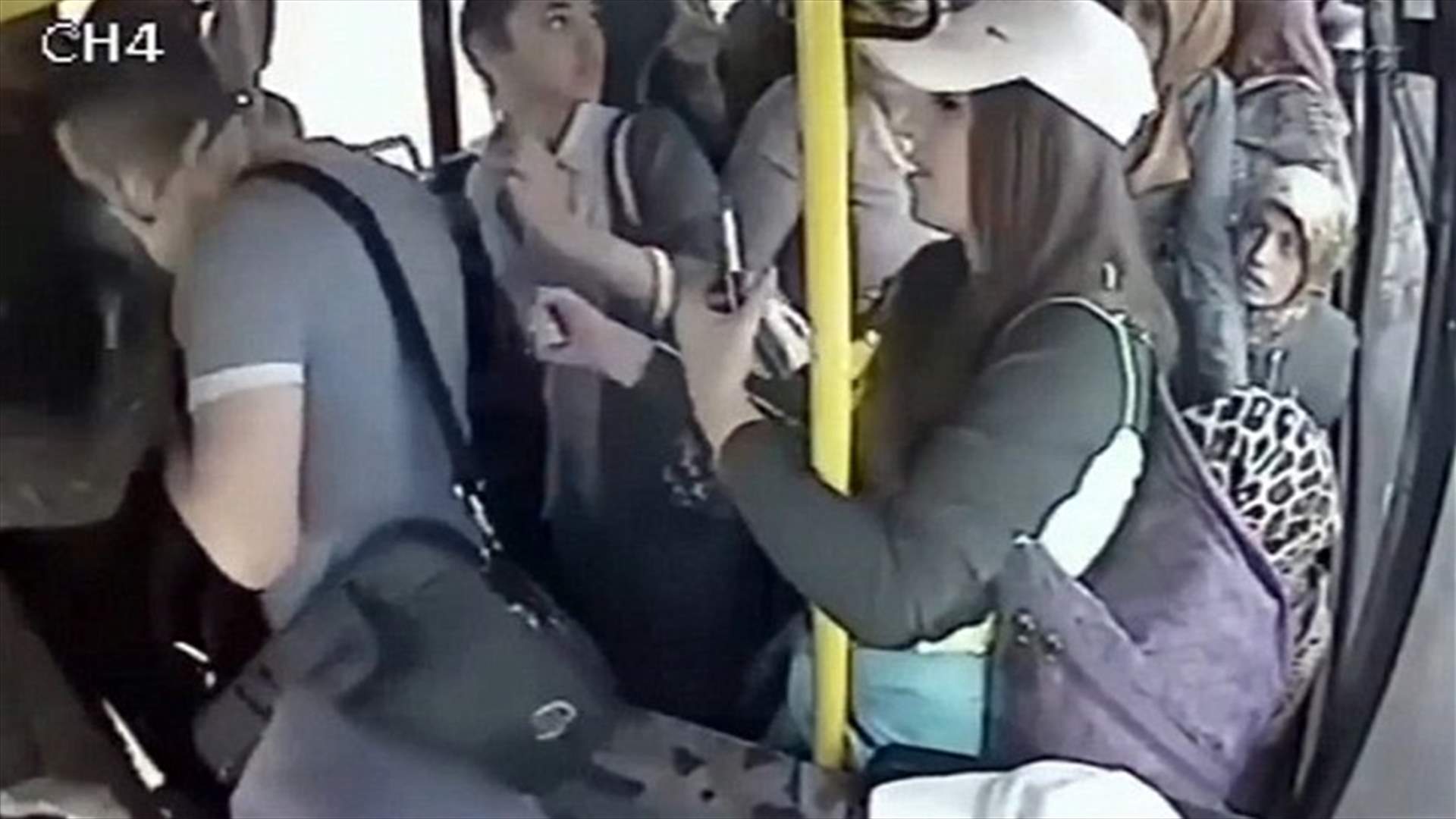 Лапали истории. Женщина в автобусе. Приставание в автобусе. Облапали в общественном транспорте. Японки в общественном транспорте.