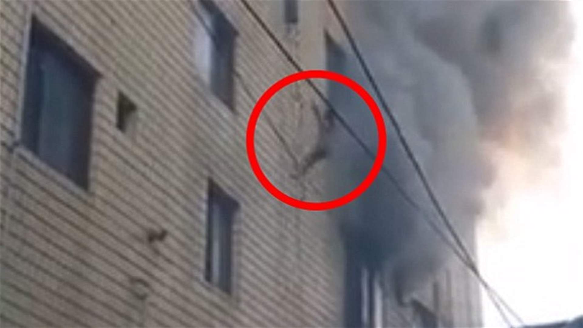 بالفيديو: امرأة ترمي أولادها الثلاثة من نافذة مبنى يحترق