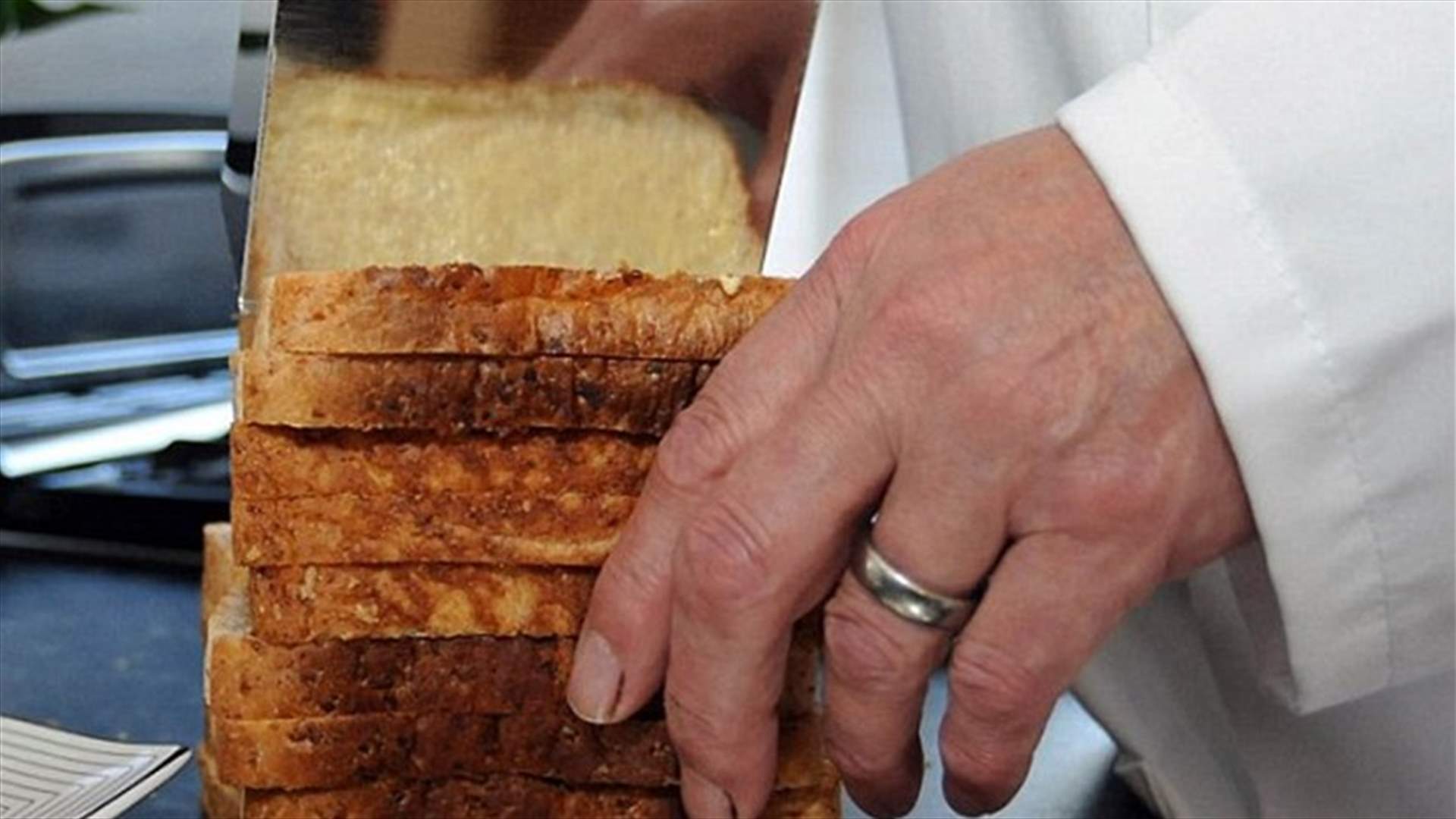 بالفيديو: ابتكار فريد من نوعه لدهن الزبدة على الخبز
