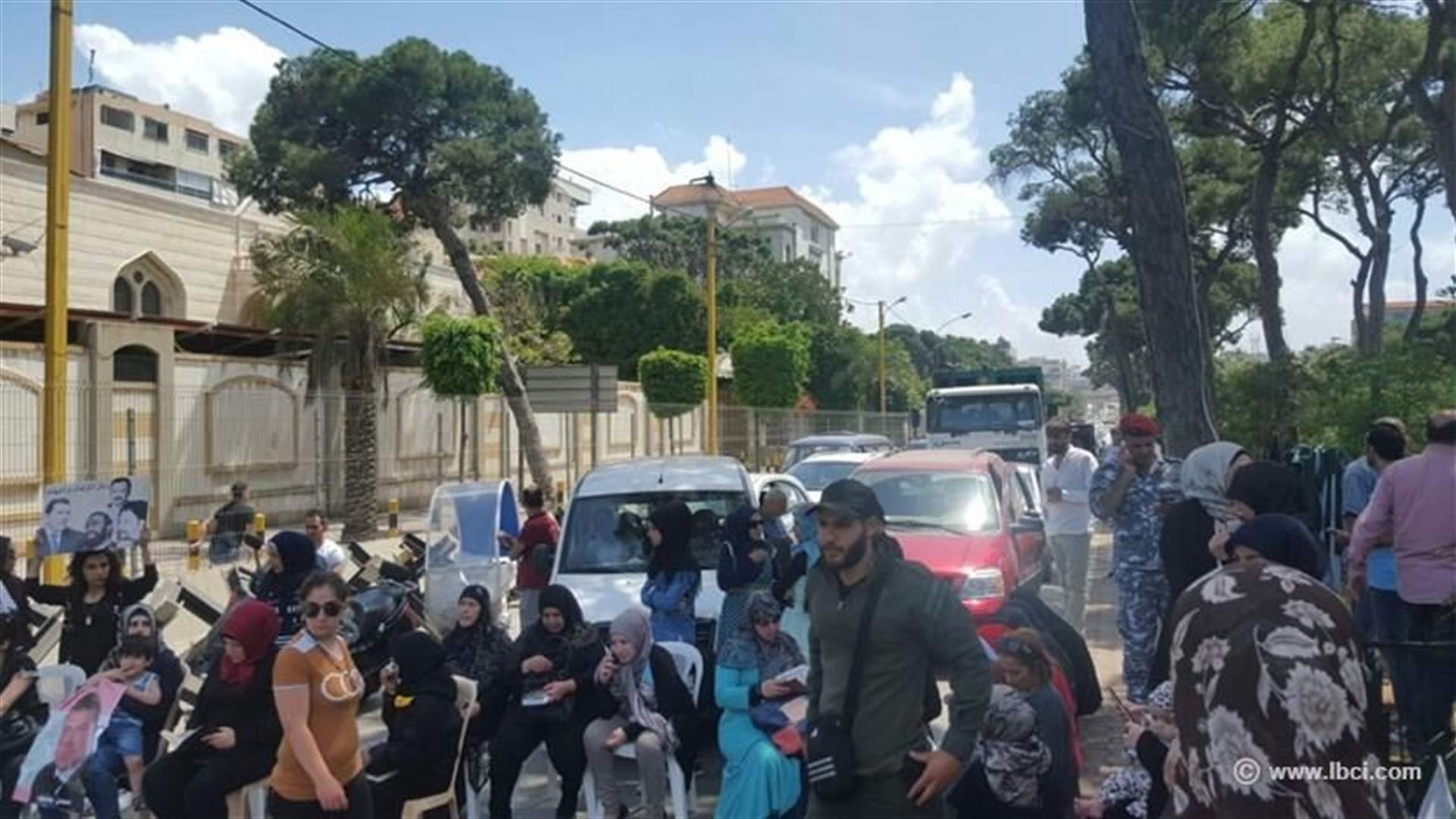 Relatives of former lawmaker block airport road 