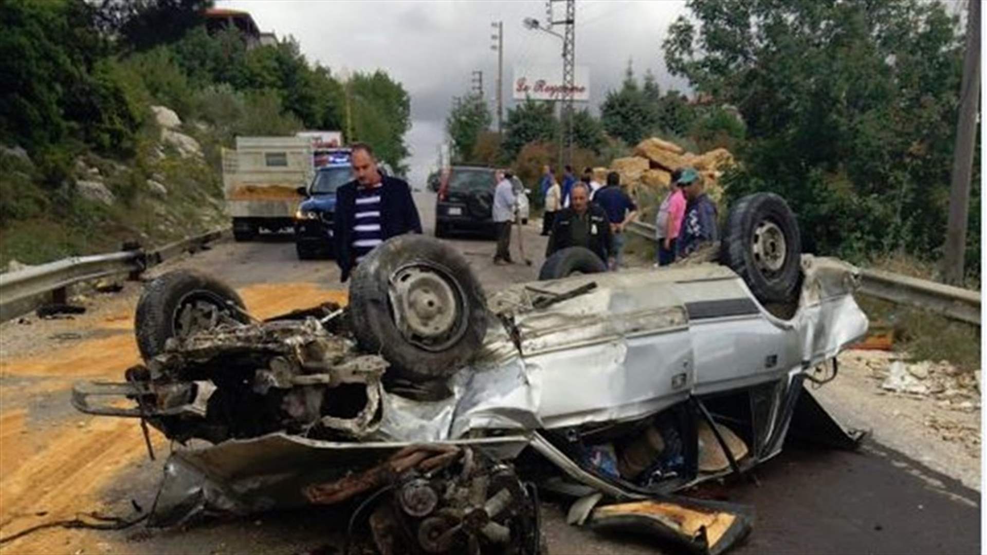 بالصورة...قتيل وجريح بانقلاب سيارة في القليعات 